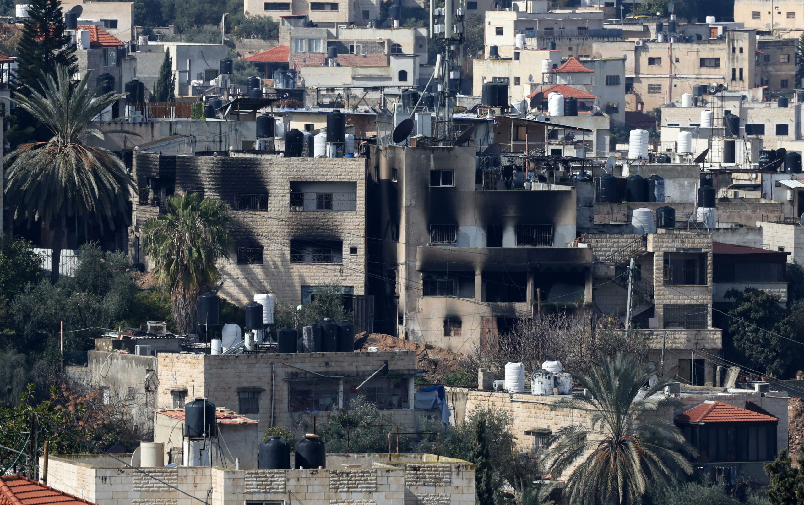 Esercito israeliano sfolla 26.000 palestinesi dai campi profughi di Jenin e Tulkarm