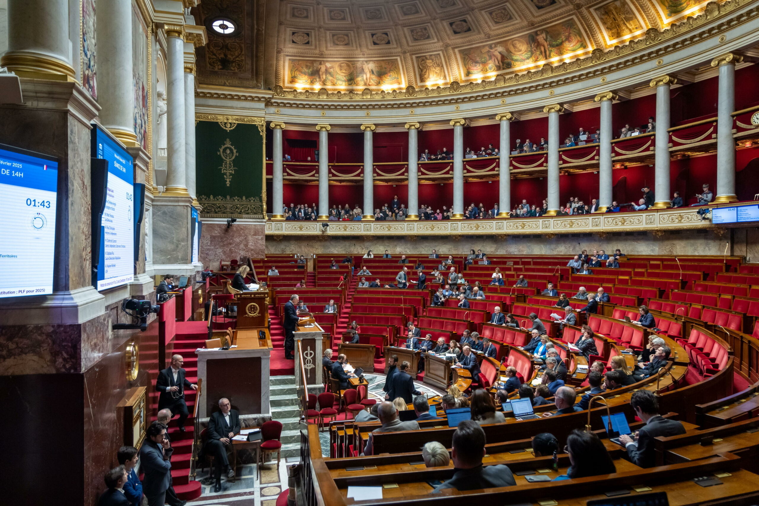 Governo francese supera voto di sfiducia e approva legge di bilancio 2025