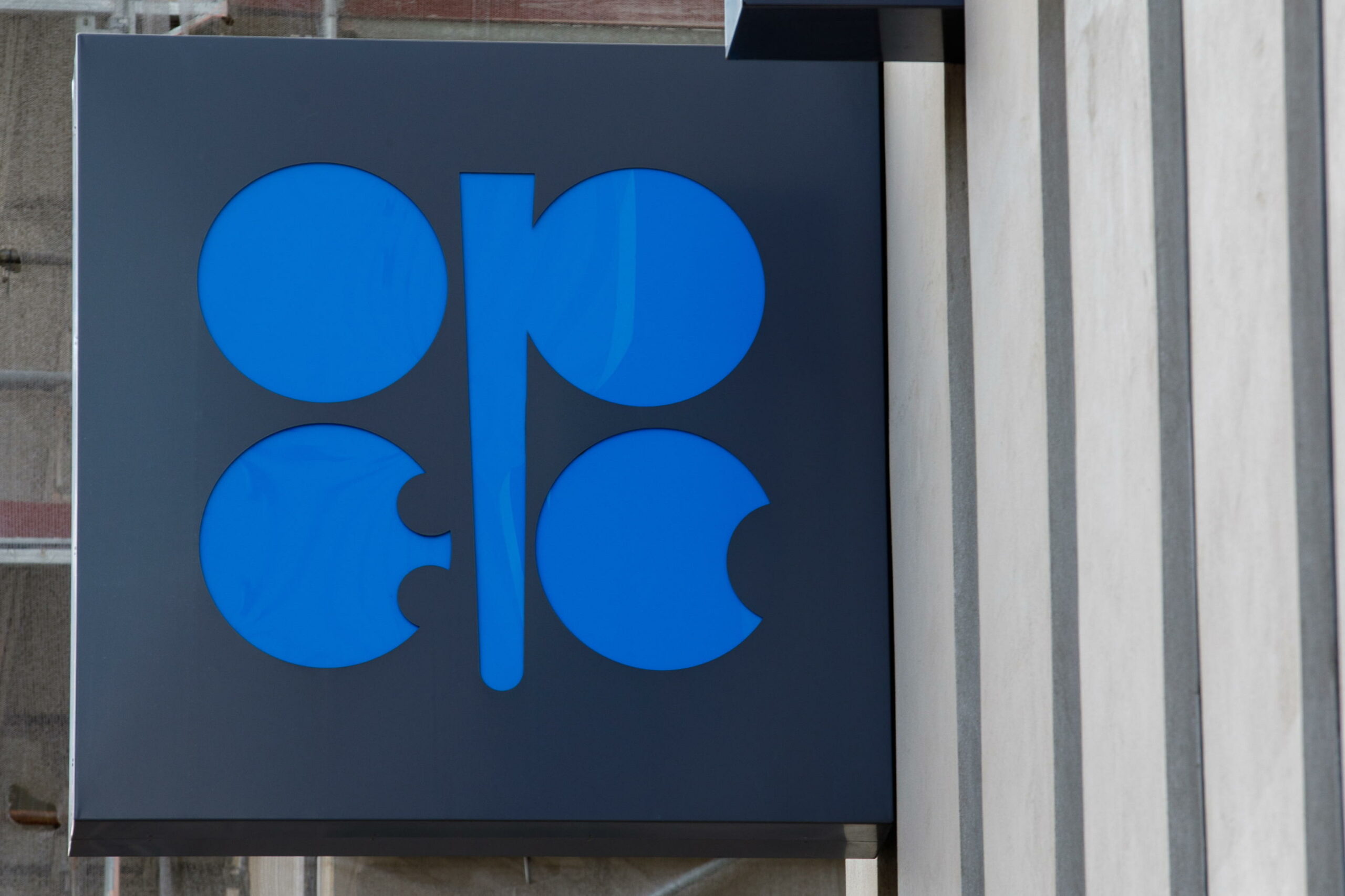 Iran esorta OPEC a unirsi contro potenziali sanzioni USA su petrolio