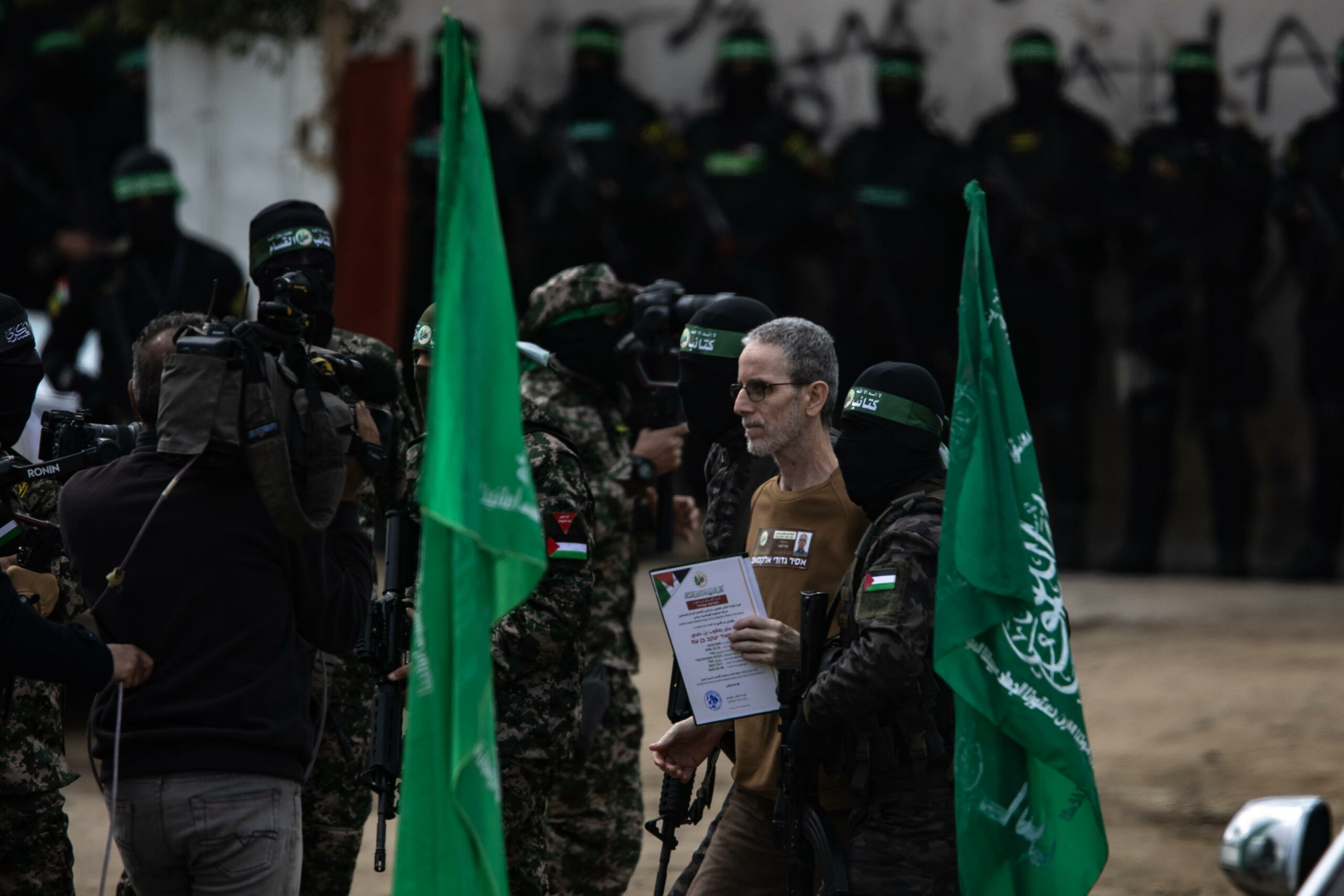 Hamas sospende rilascio degli ostaggi e accusa Israele di violazioni della tregua