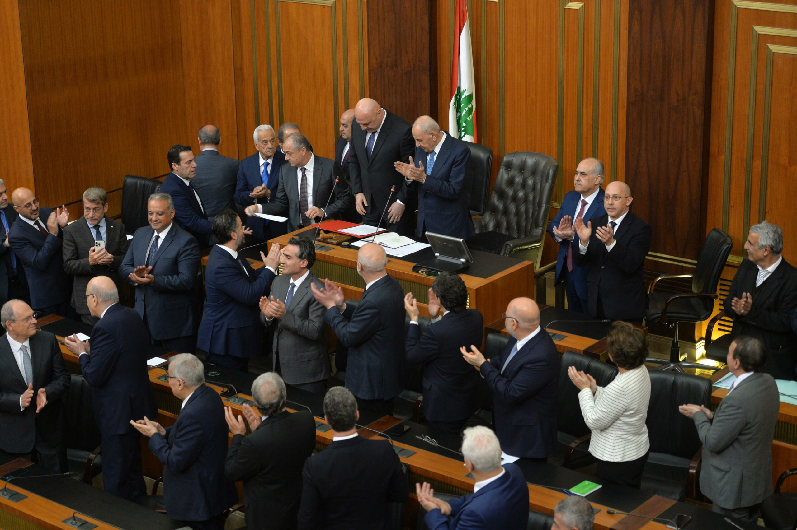 Governo libanese vince voto di fiducia in Parlamento