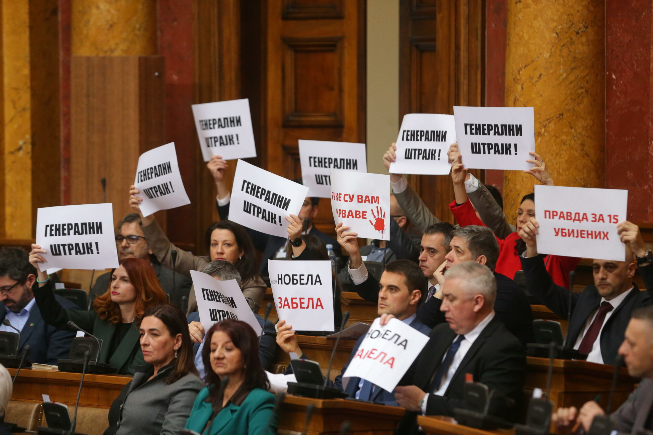 Serbia: 3 deputati feriti in uno scontro tra opposizione e maggioranza di governo