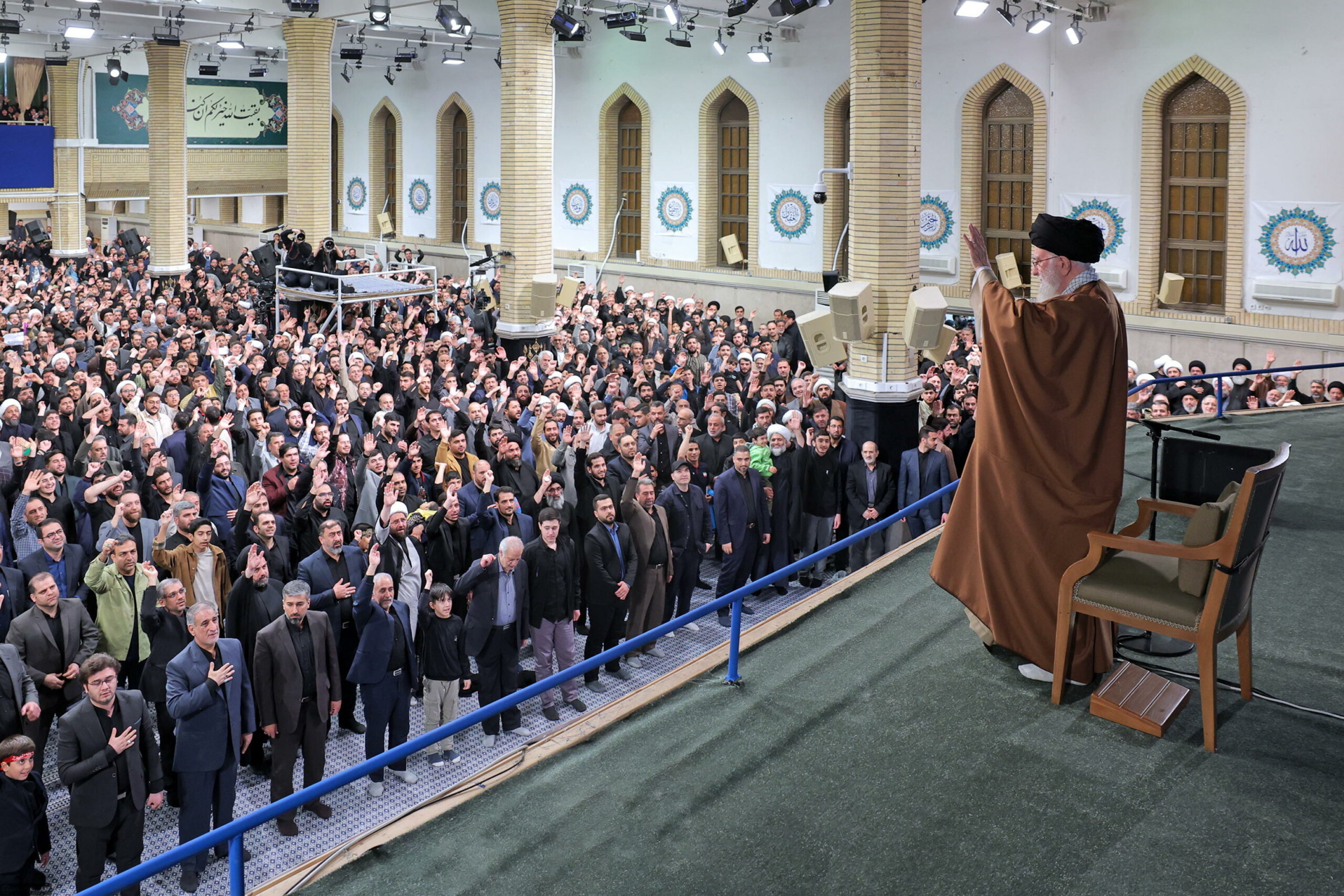 Khamenei: “Iran infliggerà colpo severo agli USA in caso di attacco”