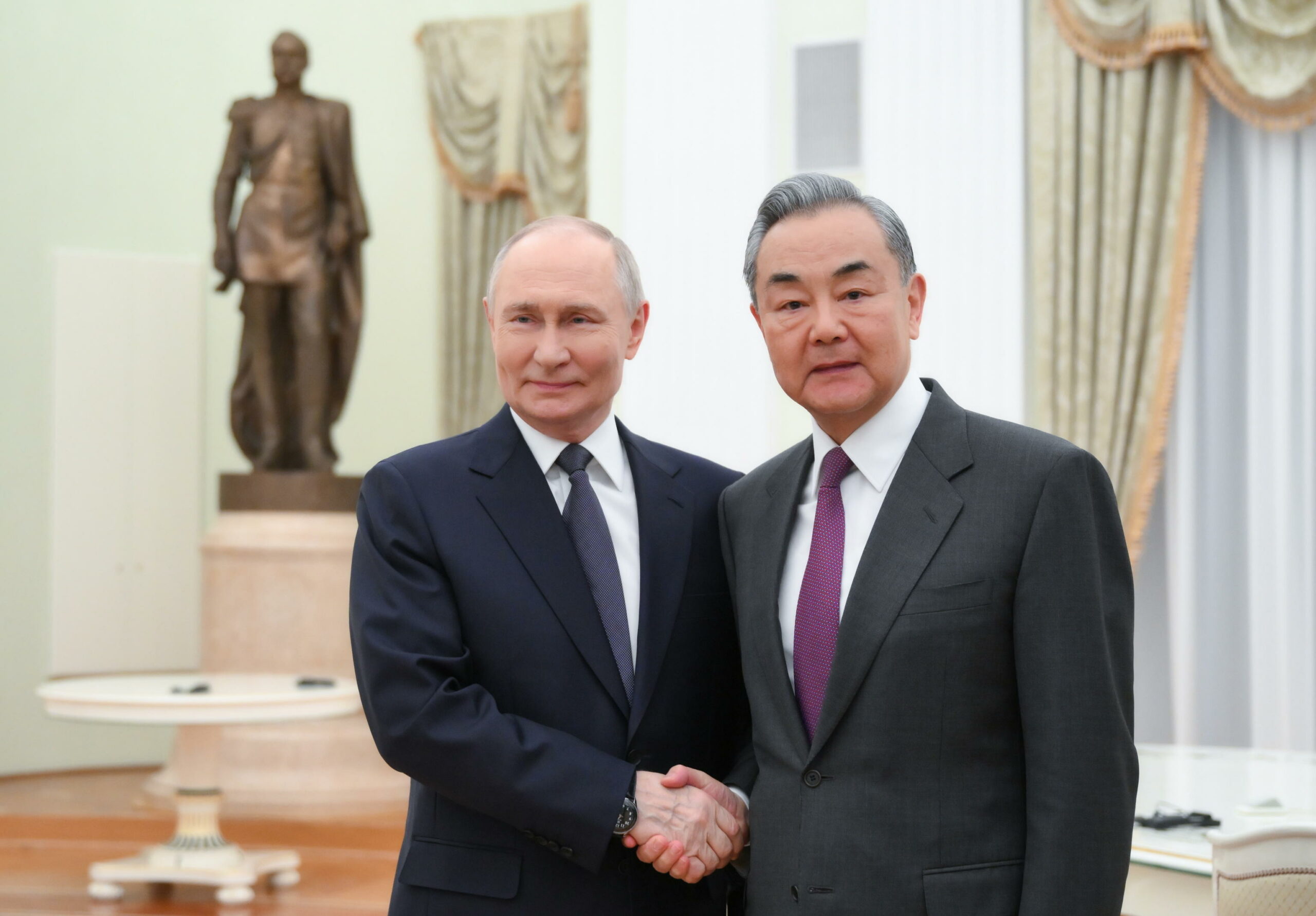 Putin promette di approfondire le relazioni con Pechino