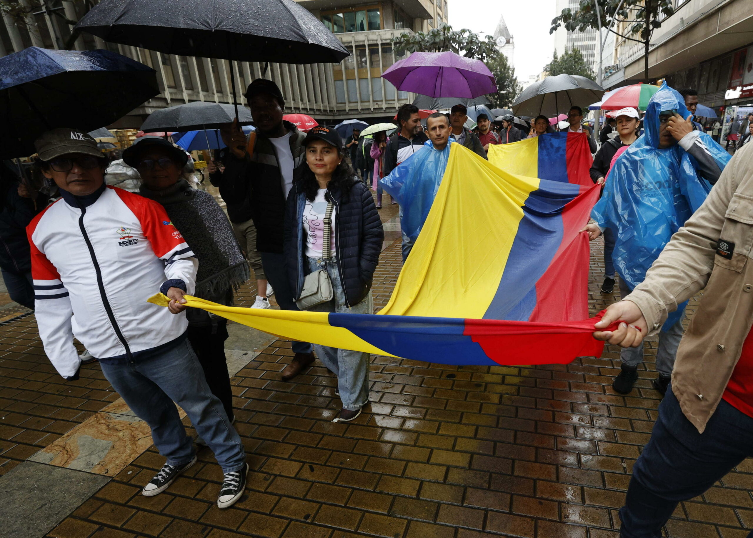 Colombia: condannato ex presidente Uribe