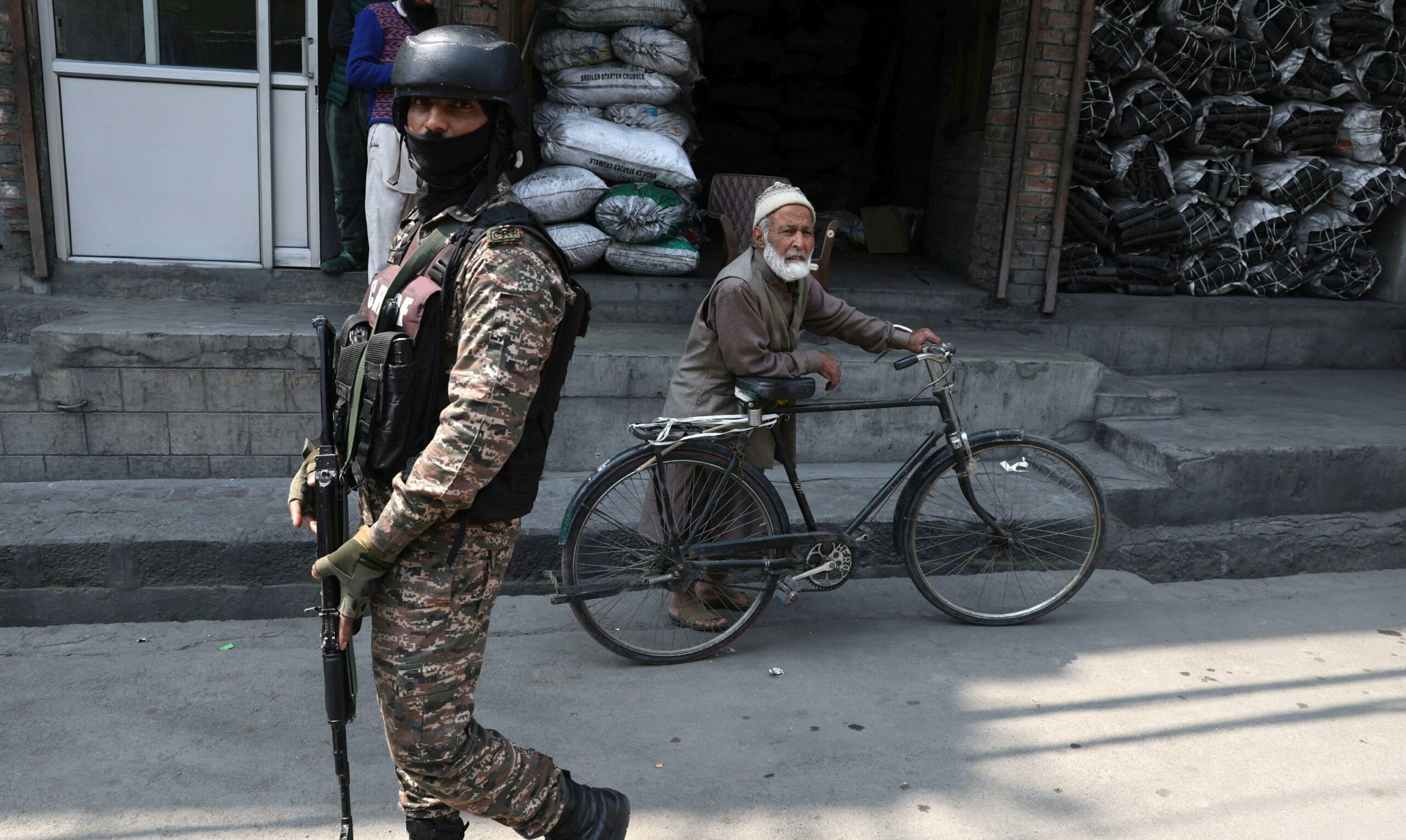 Almeno 24 turisti uccisi in attacco armato in Kashmir