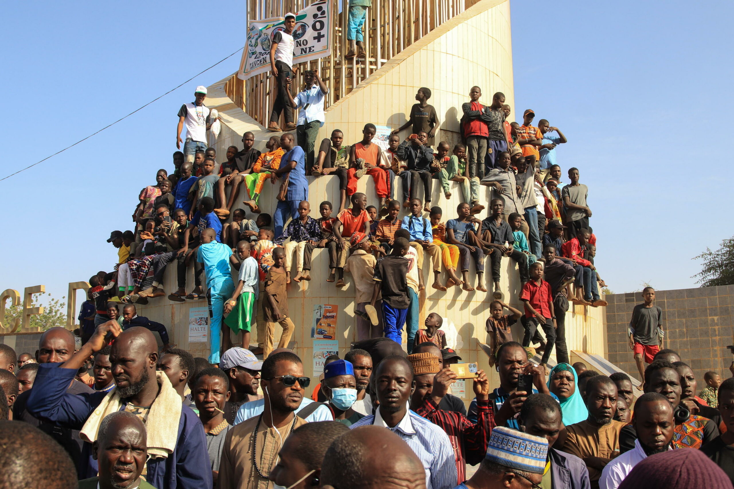 Mali: proteste popolari dopo sospensione dei partiti politici