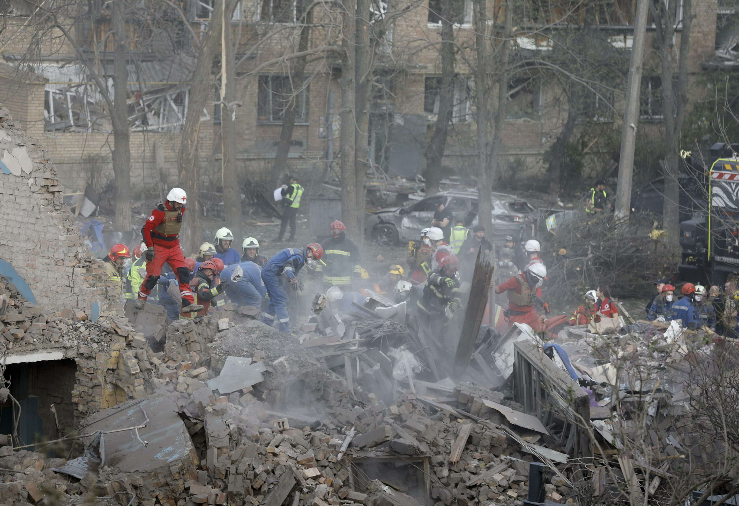 Kiev discute con alleati per pressioni su Mosca, UE condanna deportazione di bambini ucraini
