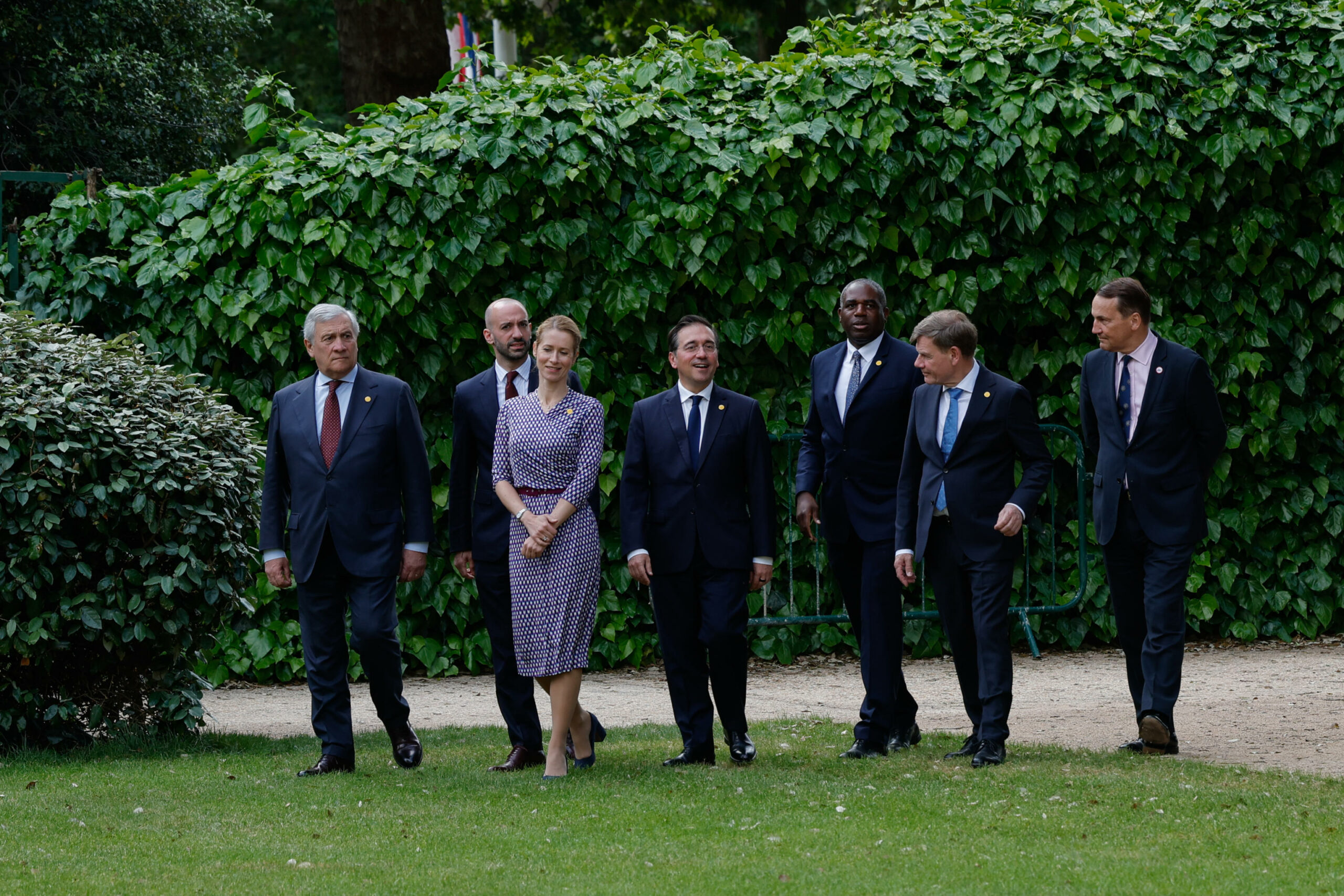 Europa si schiera con Kiev prima del vertice Trump-Putin, mentre Zelensky respinge cessione di territori
