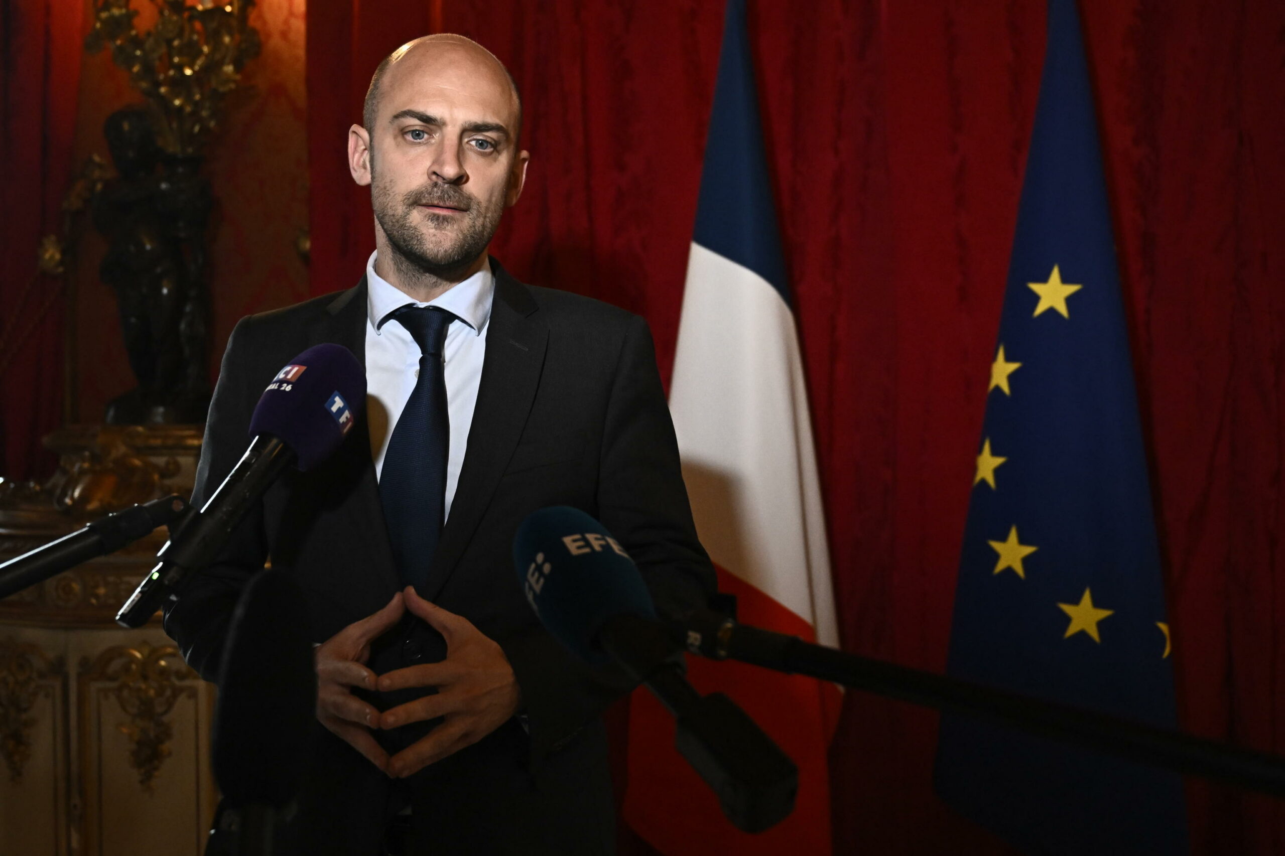 Francia rimpatria diplomatici algerini dopo espulsione di funzionari francesi