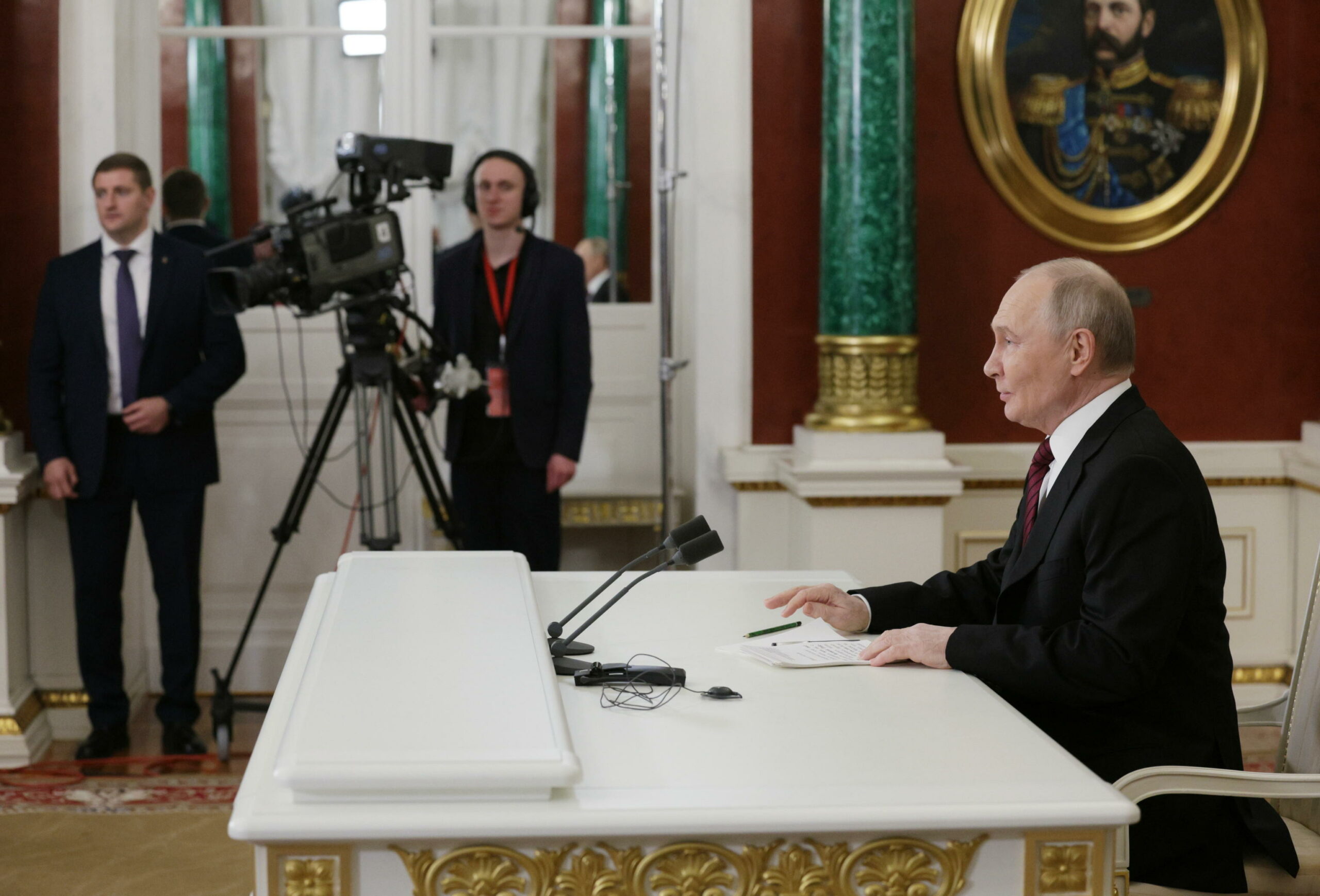 Putin all’Ucraina: “La guerra può finire con il dialogo, in caso contrario siamo pronti a usare la forza”