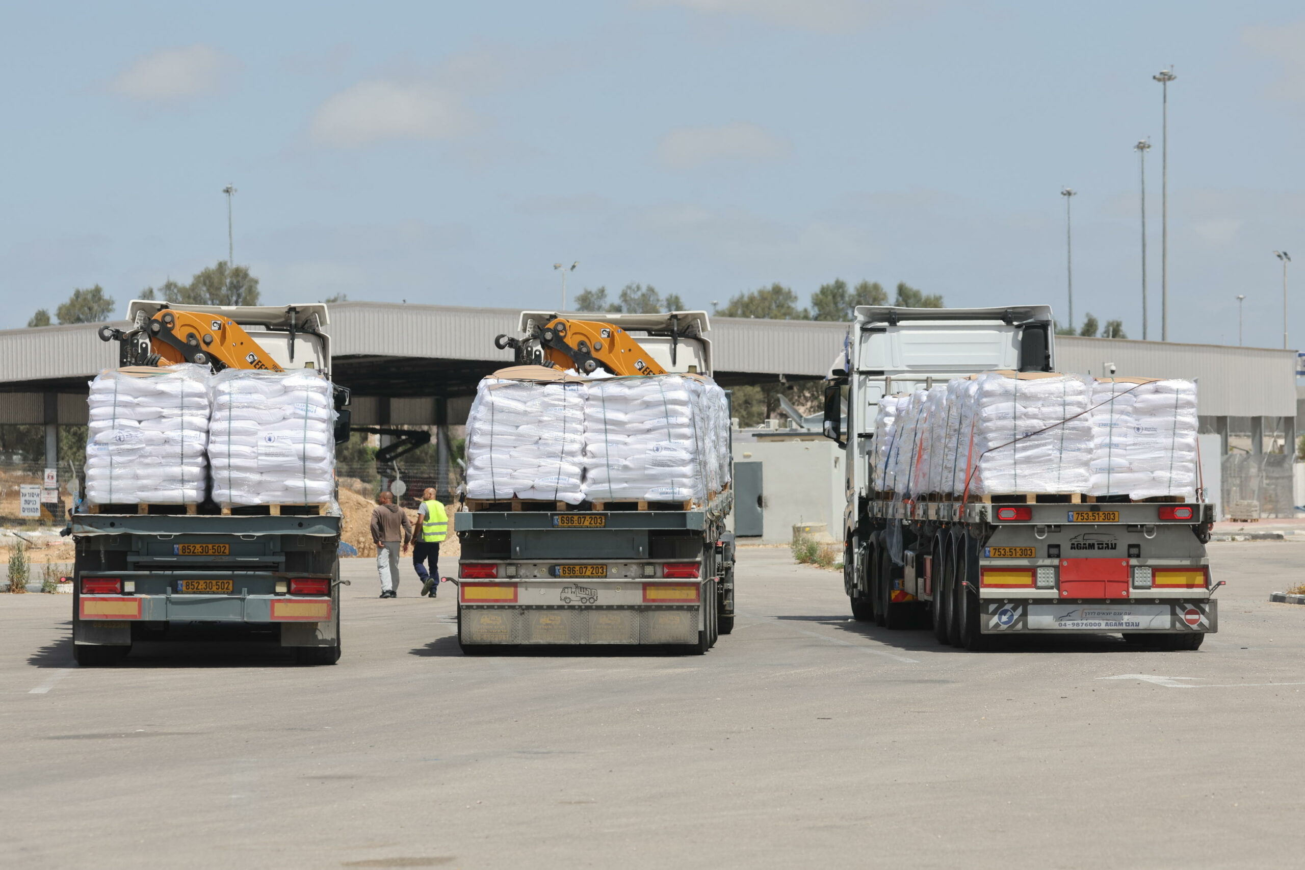 Cinque camion di aiuti entrano a Gaza, alleati di Israele minacciano sanzioni