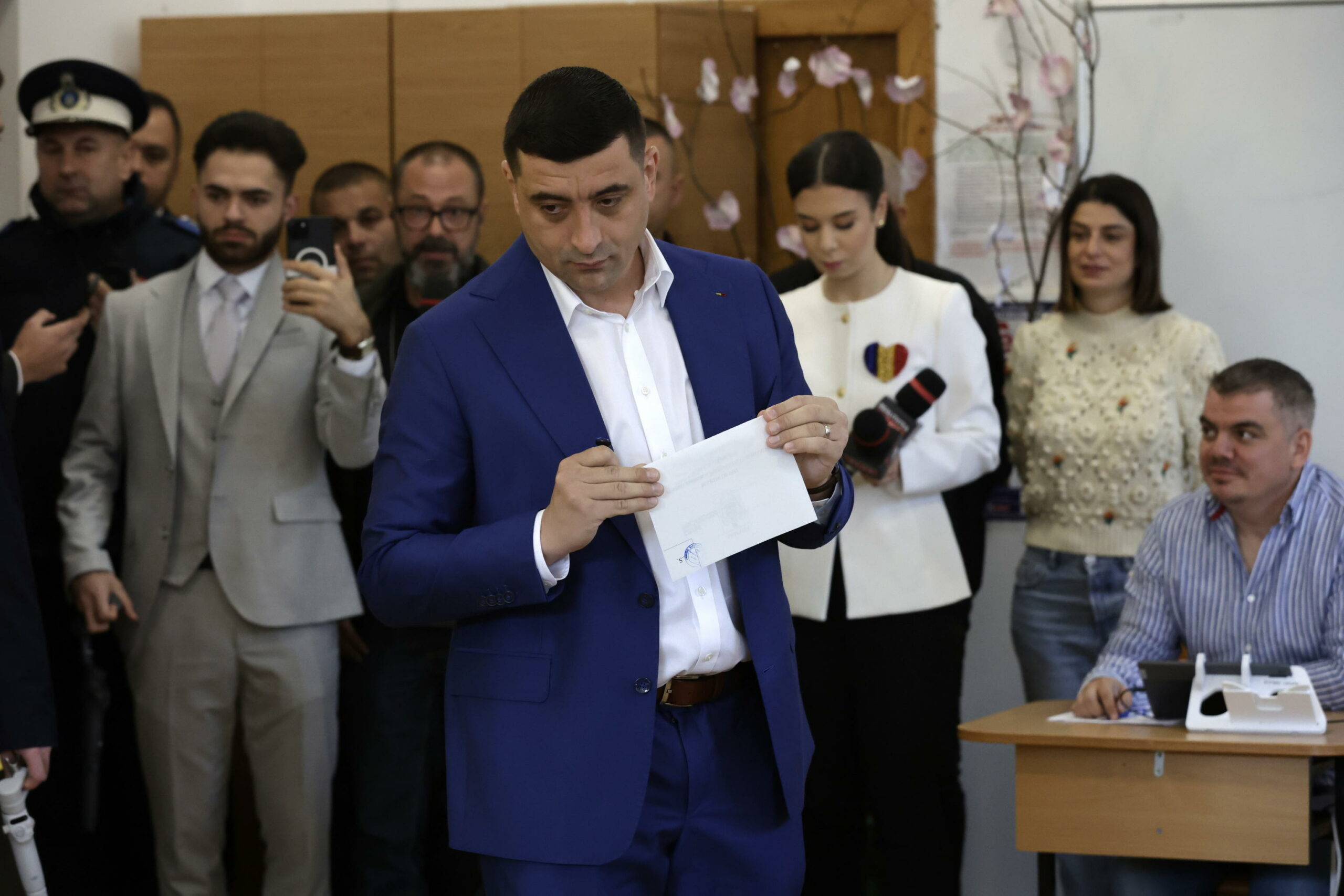 Romania: Simion denuncia ingerenza straniera nelle elezioni del 18 maggio