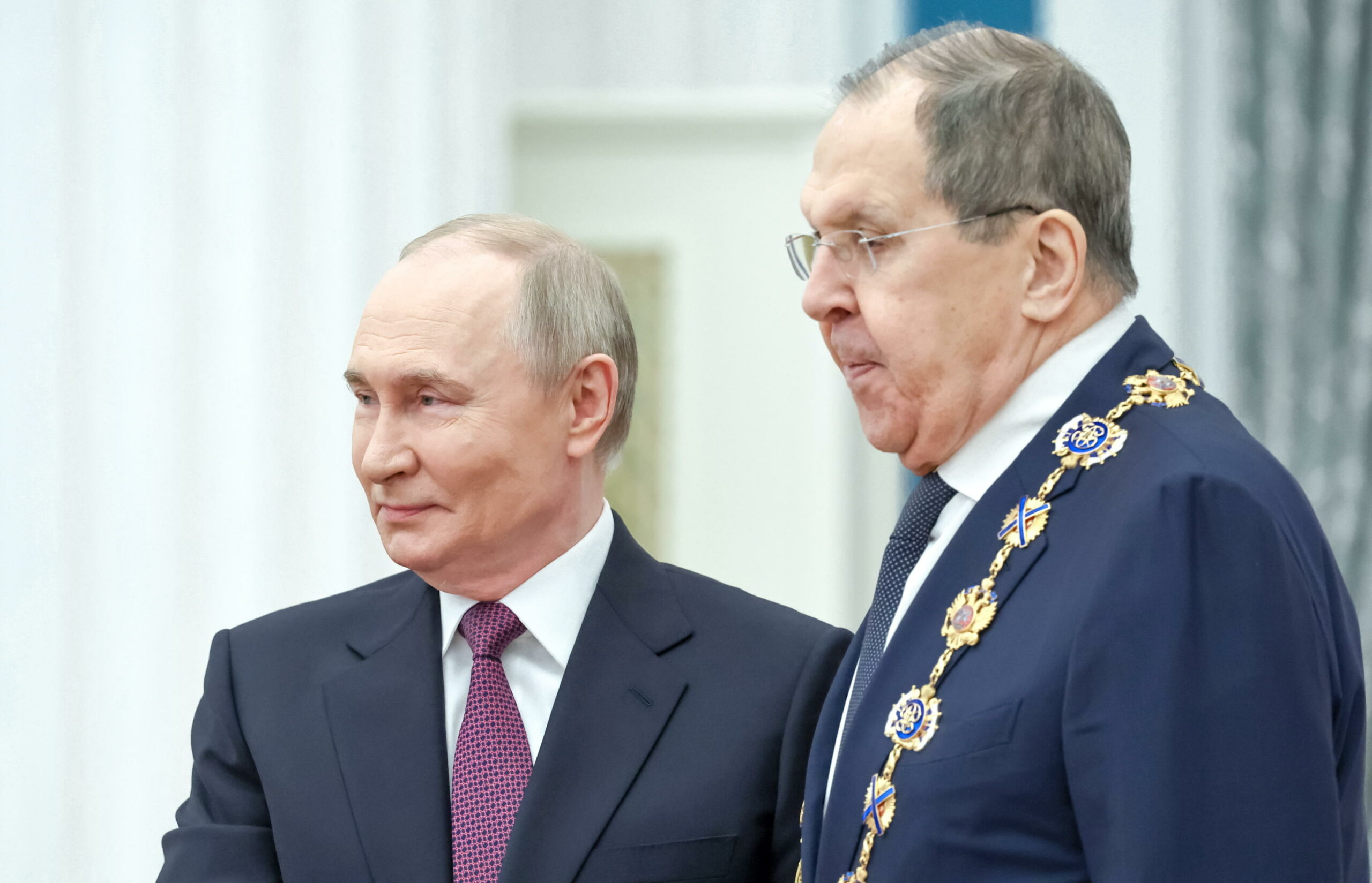 Putin ipotizza accordo Russia-USA su armi nucleari, mentre Zelensky incontra Starmer pre-vertice Putin-Trump