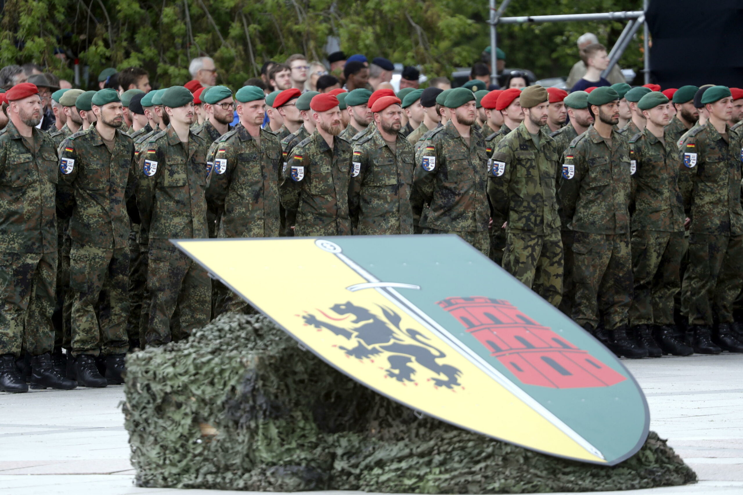 Bloomberg: “NATO vuole che Berlino fornisca 40.000 soldati aggiuntivi”