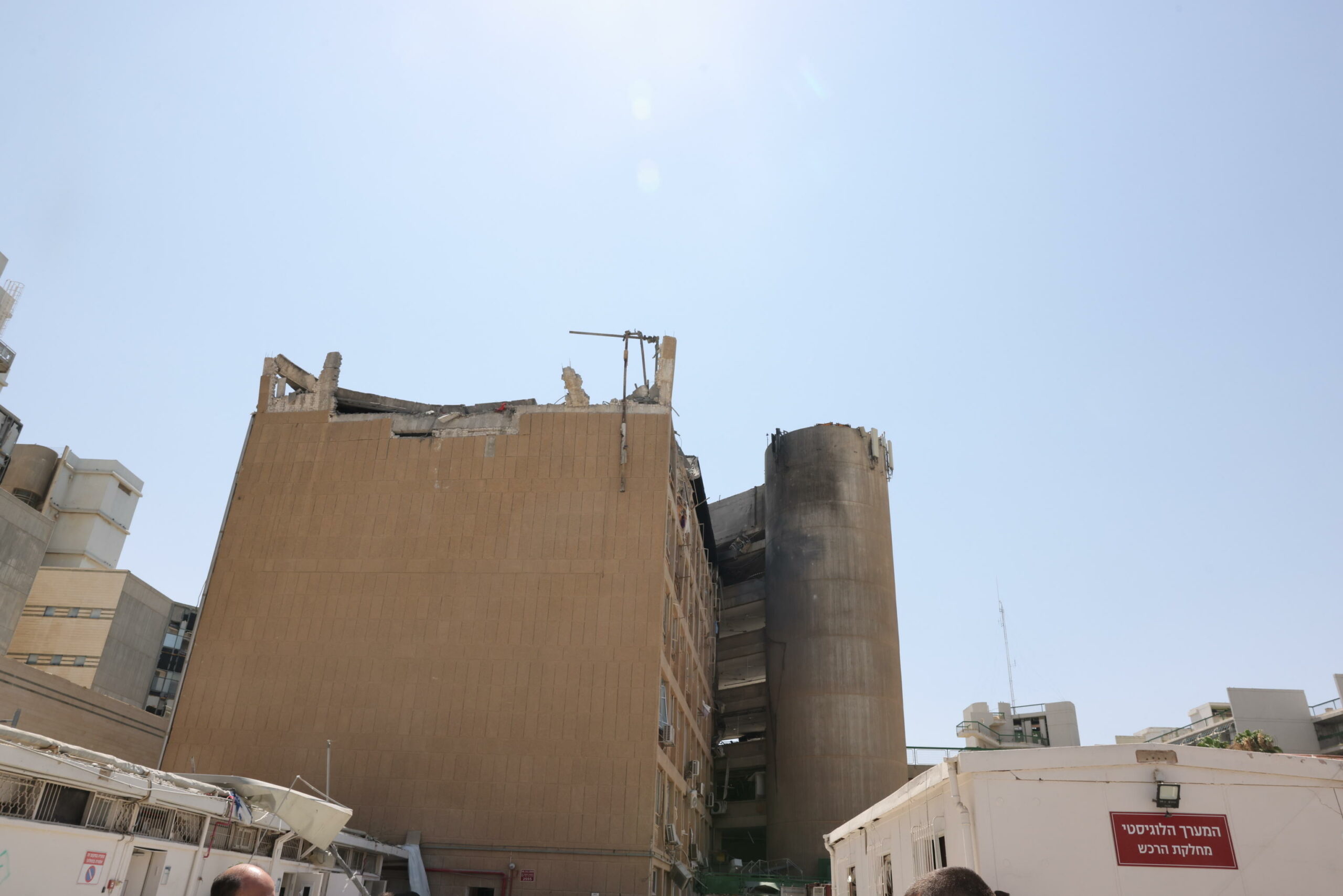 Ospedale israeliano danneggiato, Israele accusa Iran di “crimini di guerra” ma Teheran smentisce