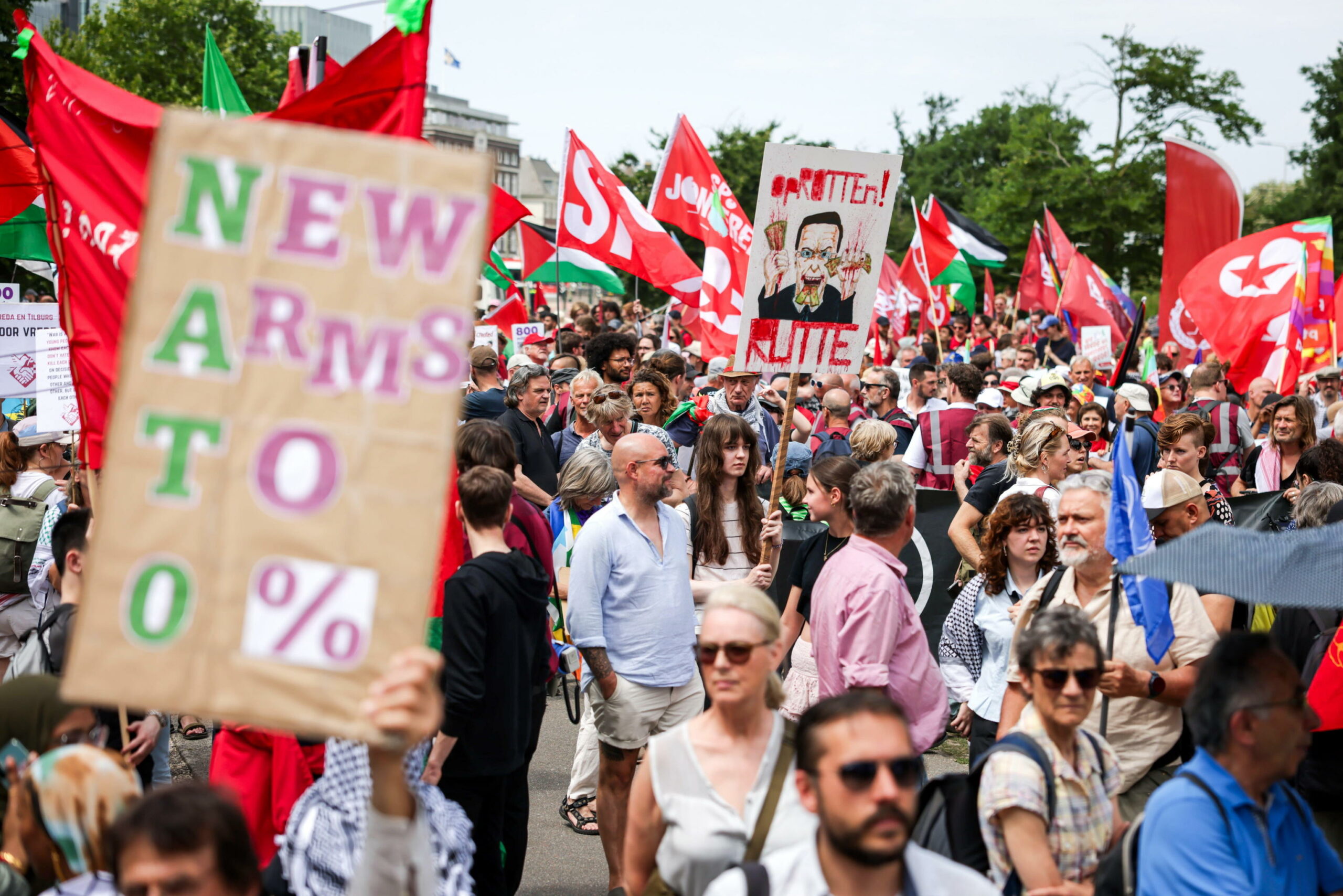Manifestazioni all’Aia contro la NATO a due giorni dal summit
