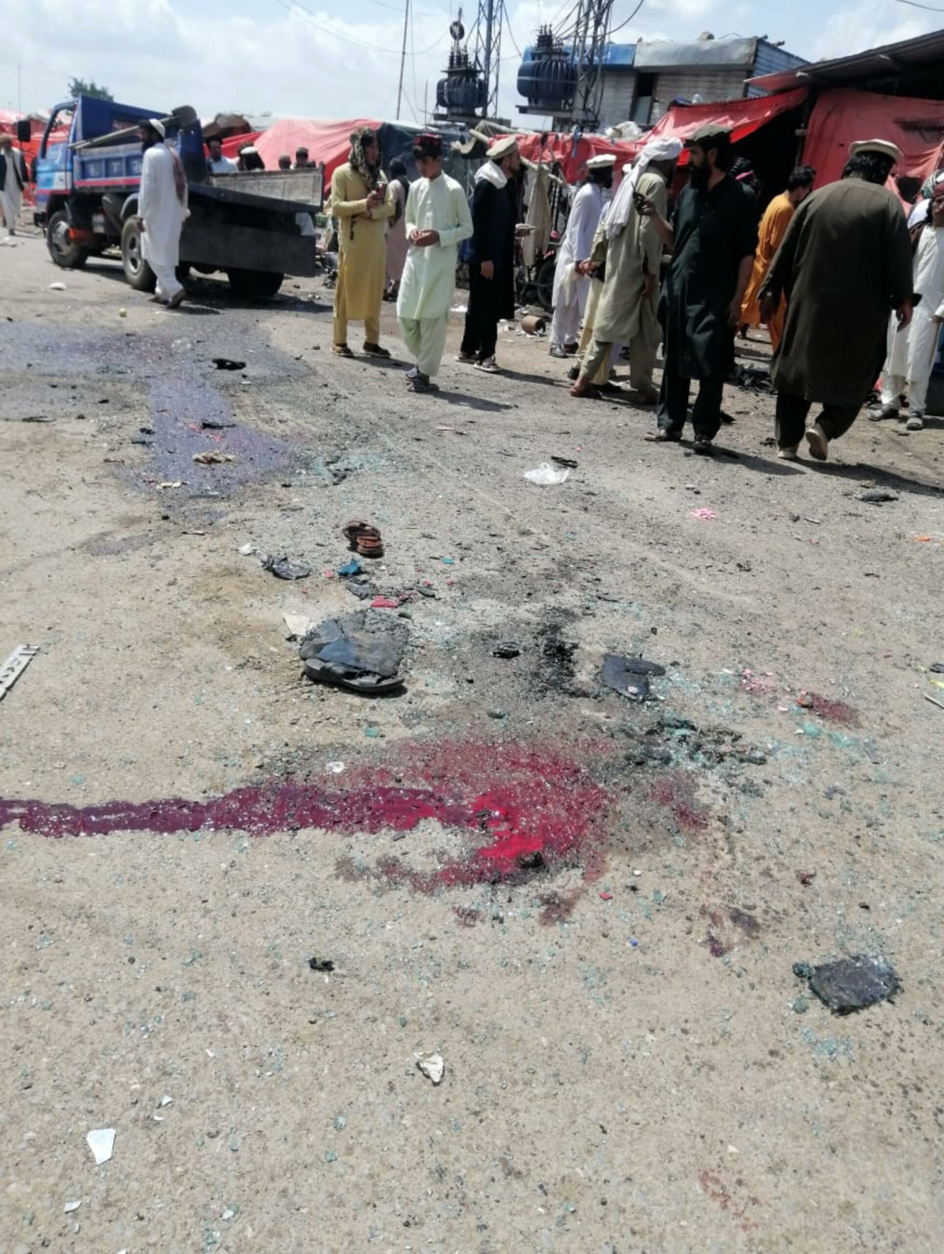 Pakistan: autobomba uccide 13 soldati vicino a confine con Afghanistan