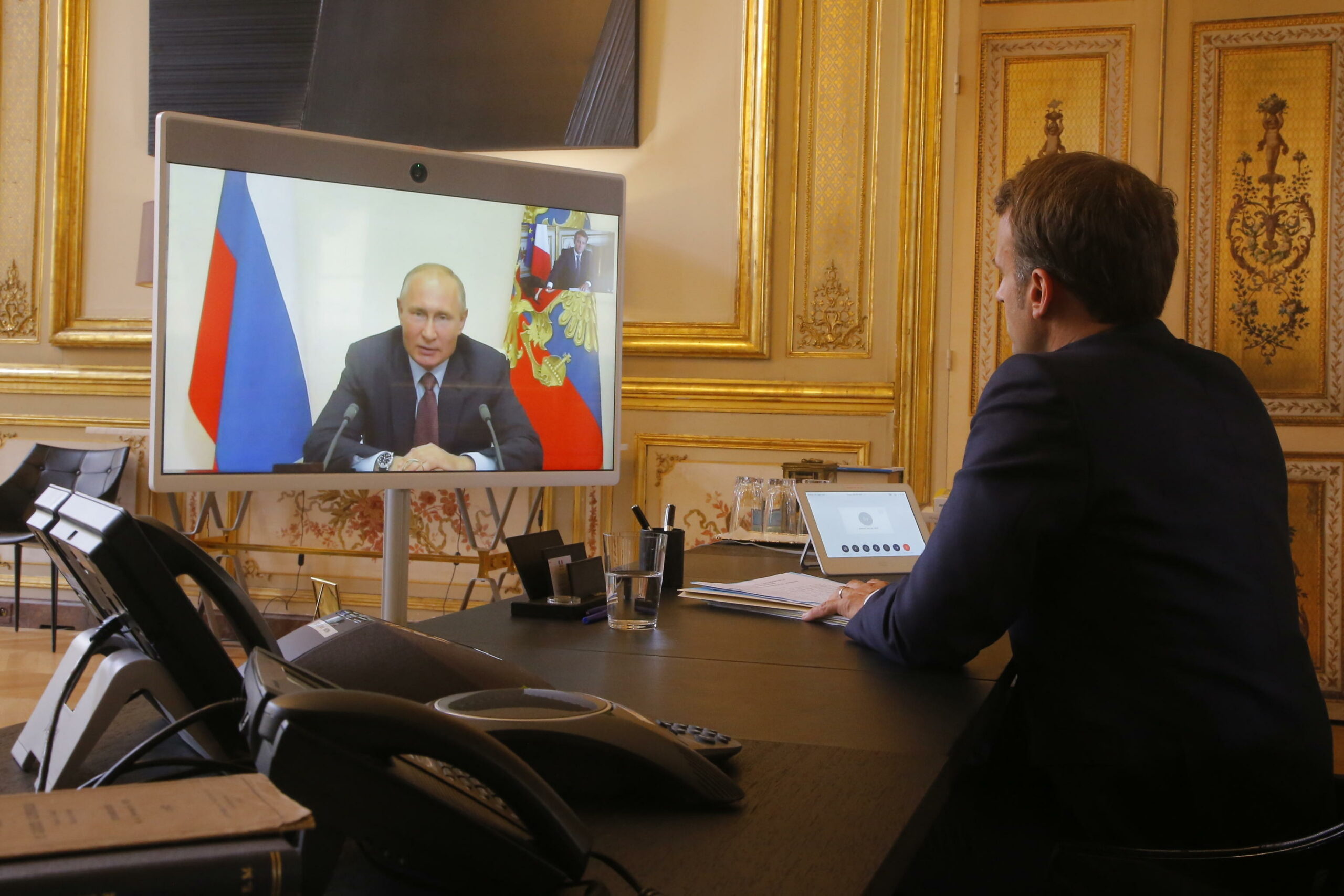 Macron chiede a Putin cessate il fuoco in Ucraina in primi colloqui dal 2022