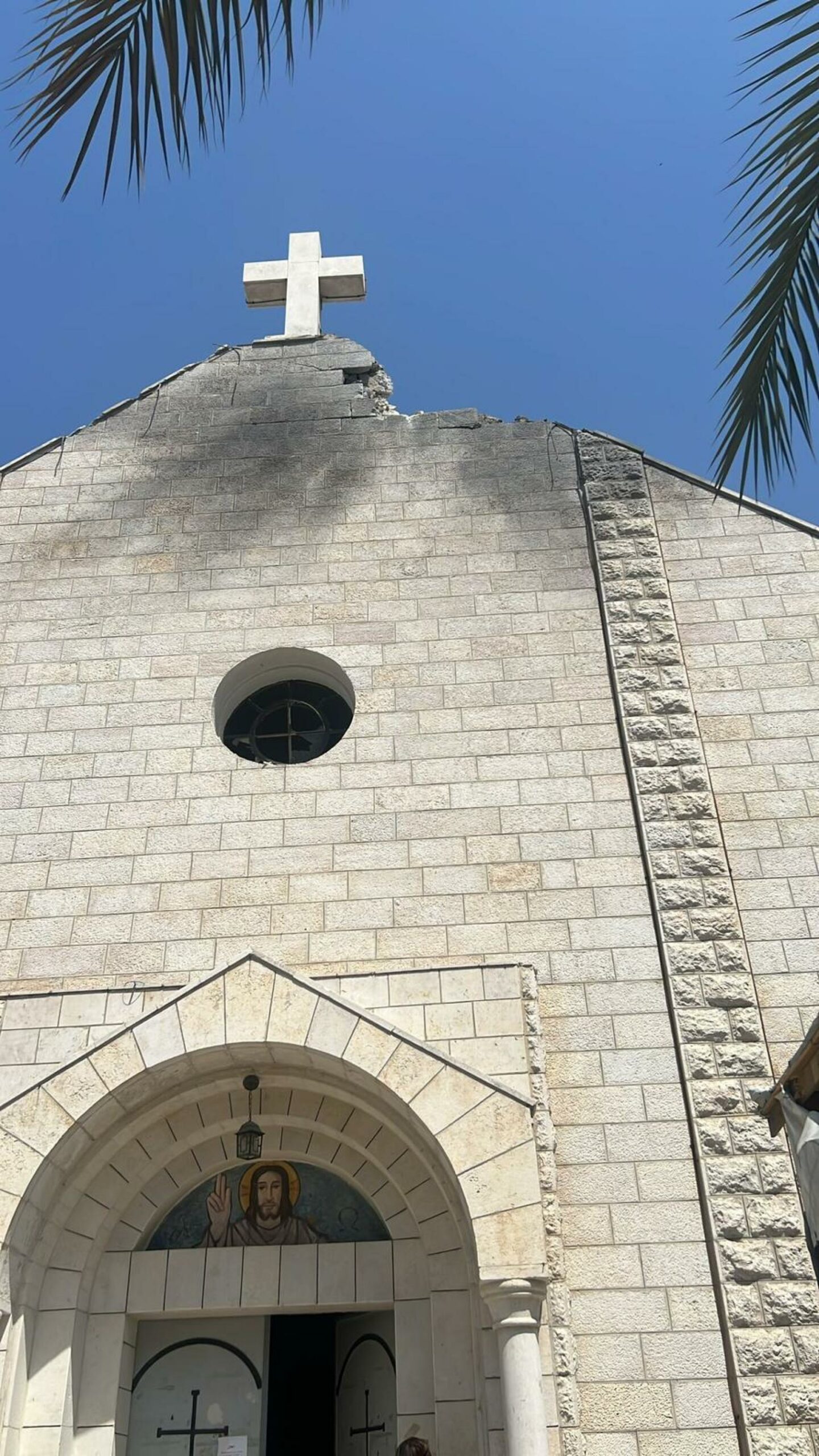 Israele colpisce l’unica chiesa cattolica a Gaza, 3 morti