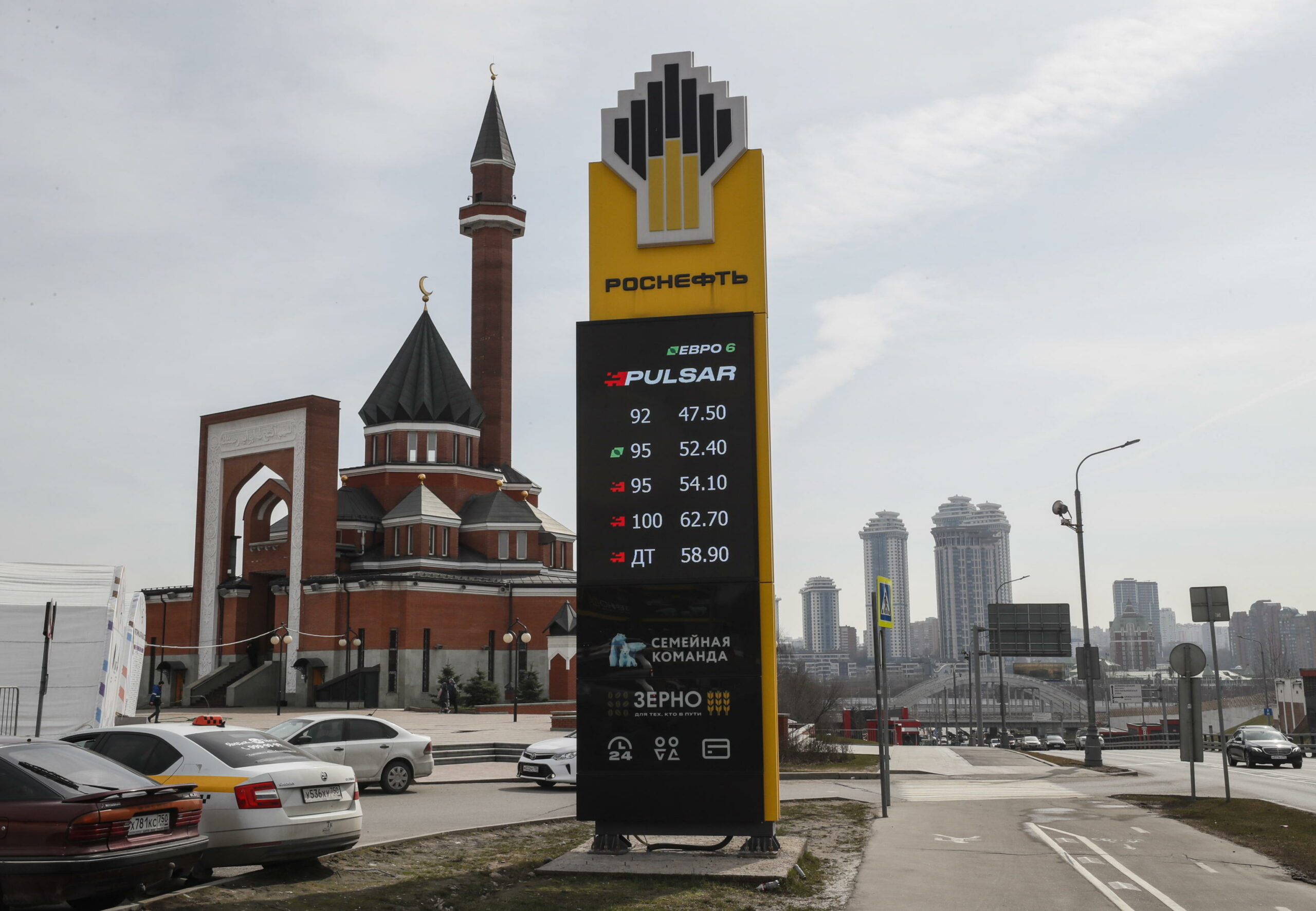 Rosneft critica duramente sanzioni UE contro raffineria indiana Nayara