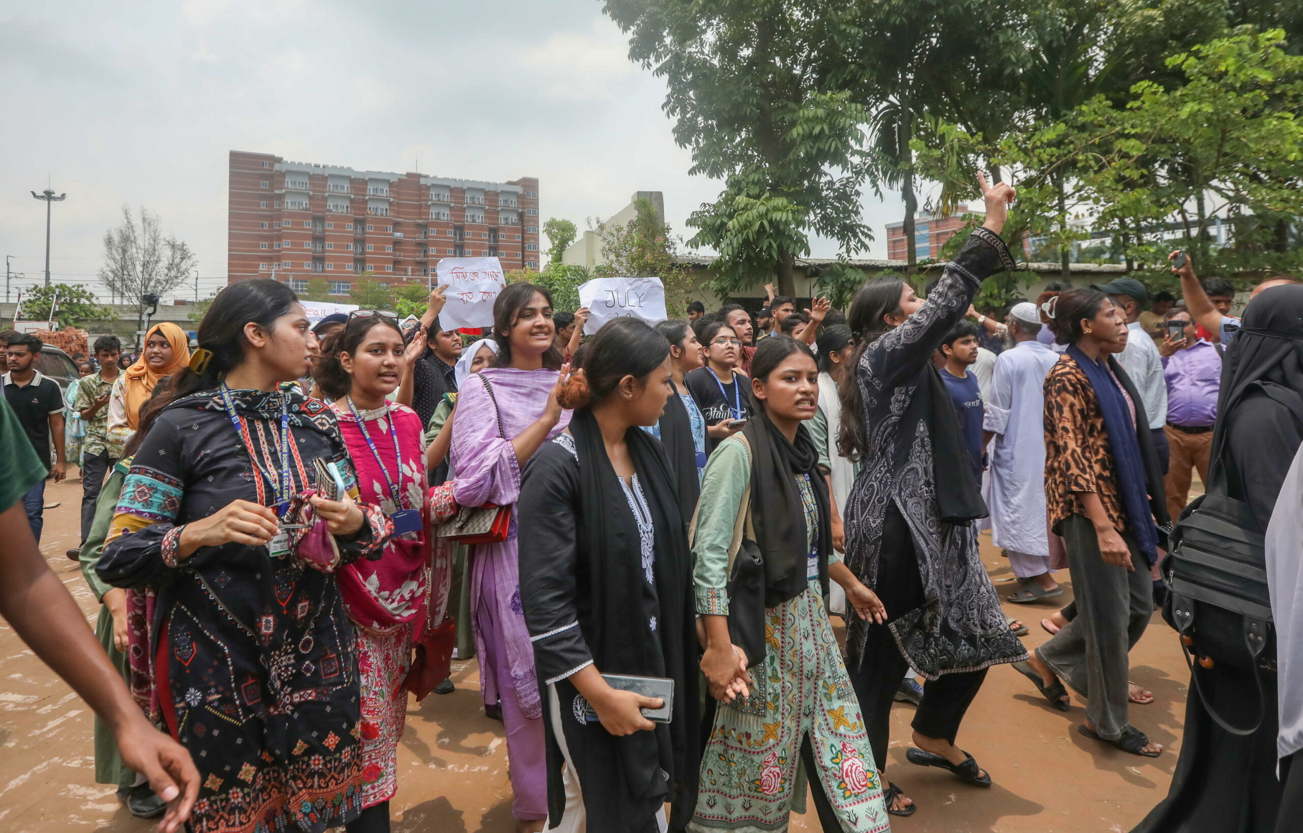 Proteste in Bangladesh dopo almeno 31 morti in incidente aereo militare