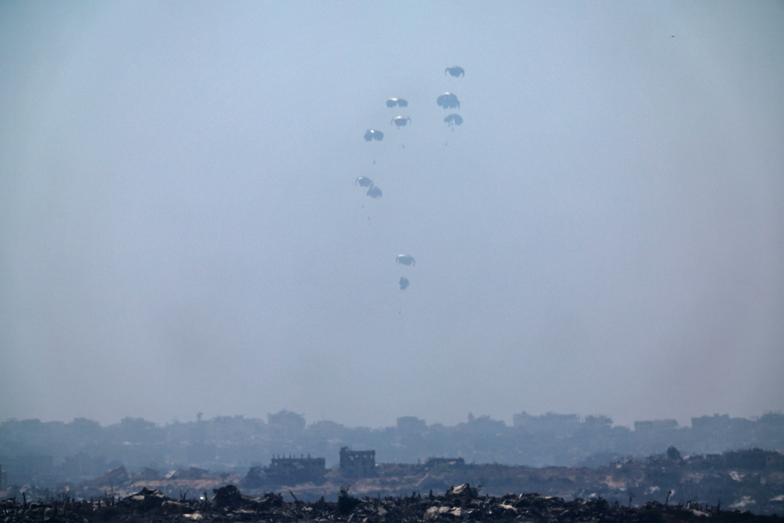 Israele annuncia pause giornaliere ai combattimenti per passaggio di aiuti a Gaza