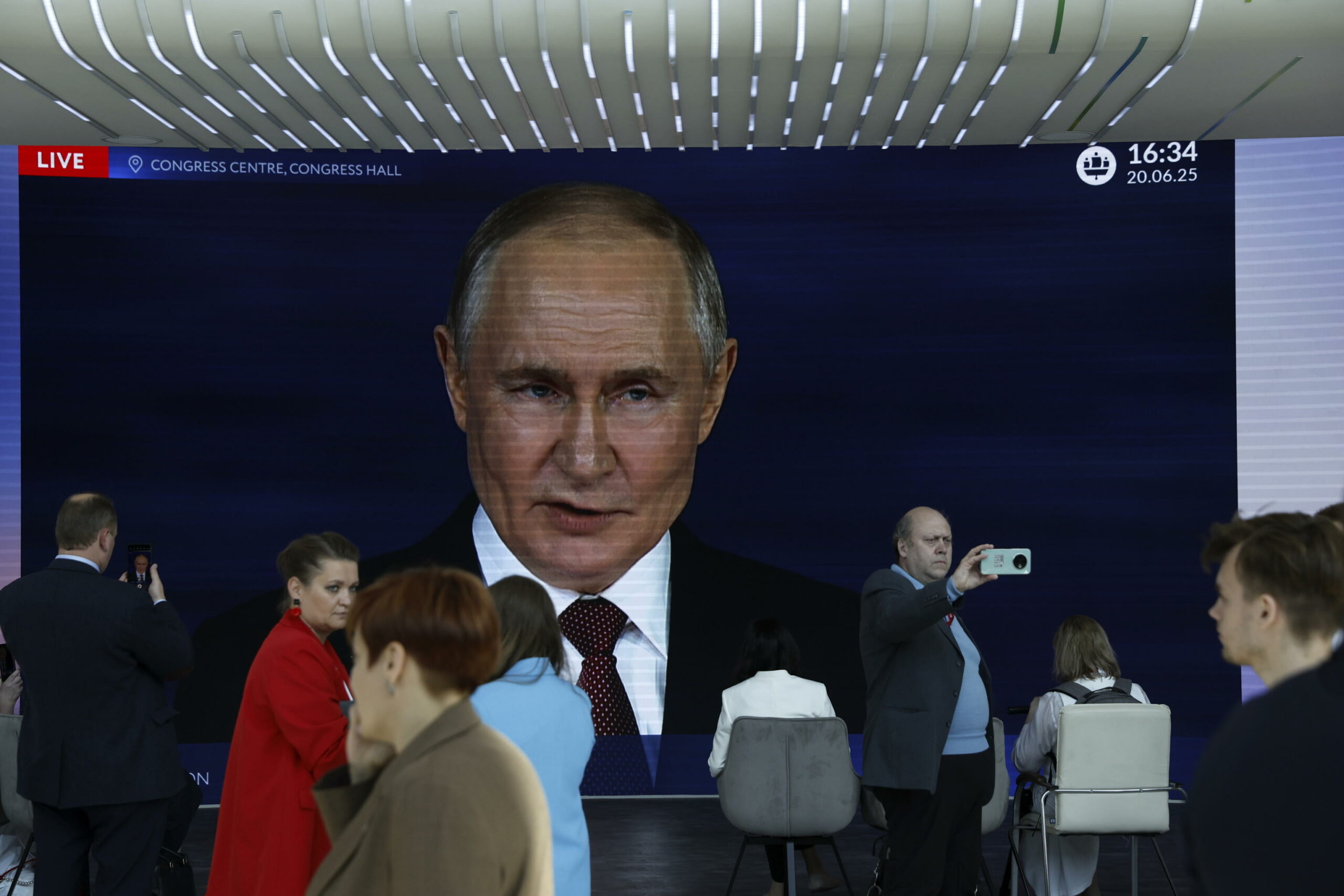 Droni ucraini colpiscono San Pietroburgo mentre Putin partecipa a Giornata della Marina ridimensionata