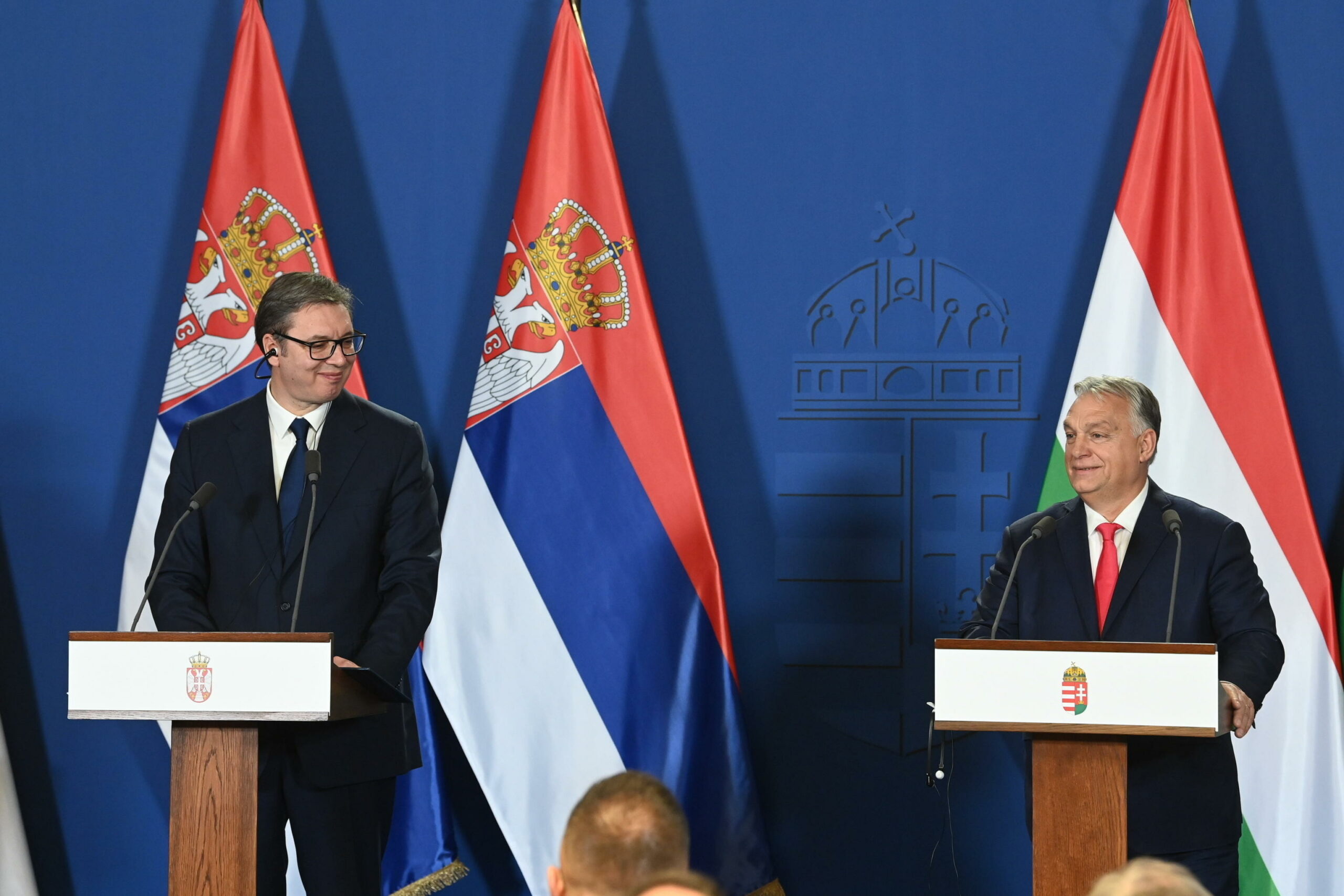 Orban propone a Kiev “cooperazione strategica” al posto di adesione UE, mentre Serbia vaglia possibili sanzioni contro Mosca