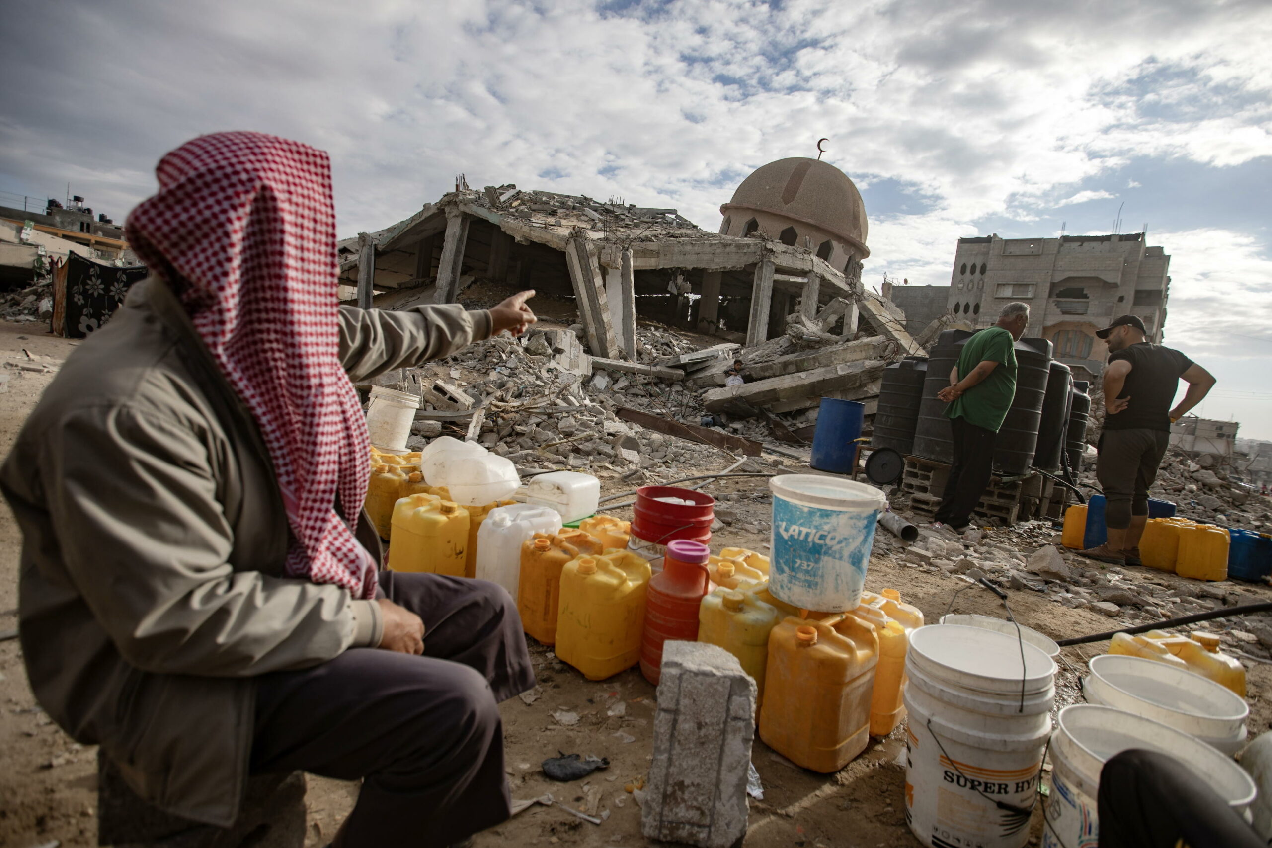Gaza: Emirati Arabi Uniti avviano costruzione oleodotto dall’Egitto per alleviare carenza idrica 