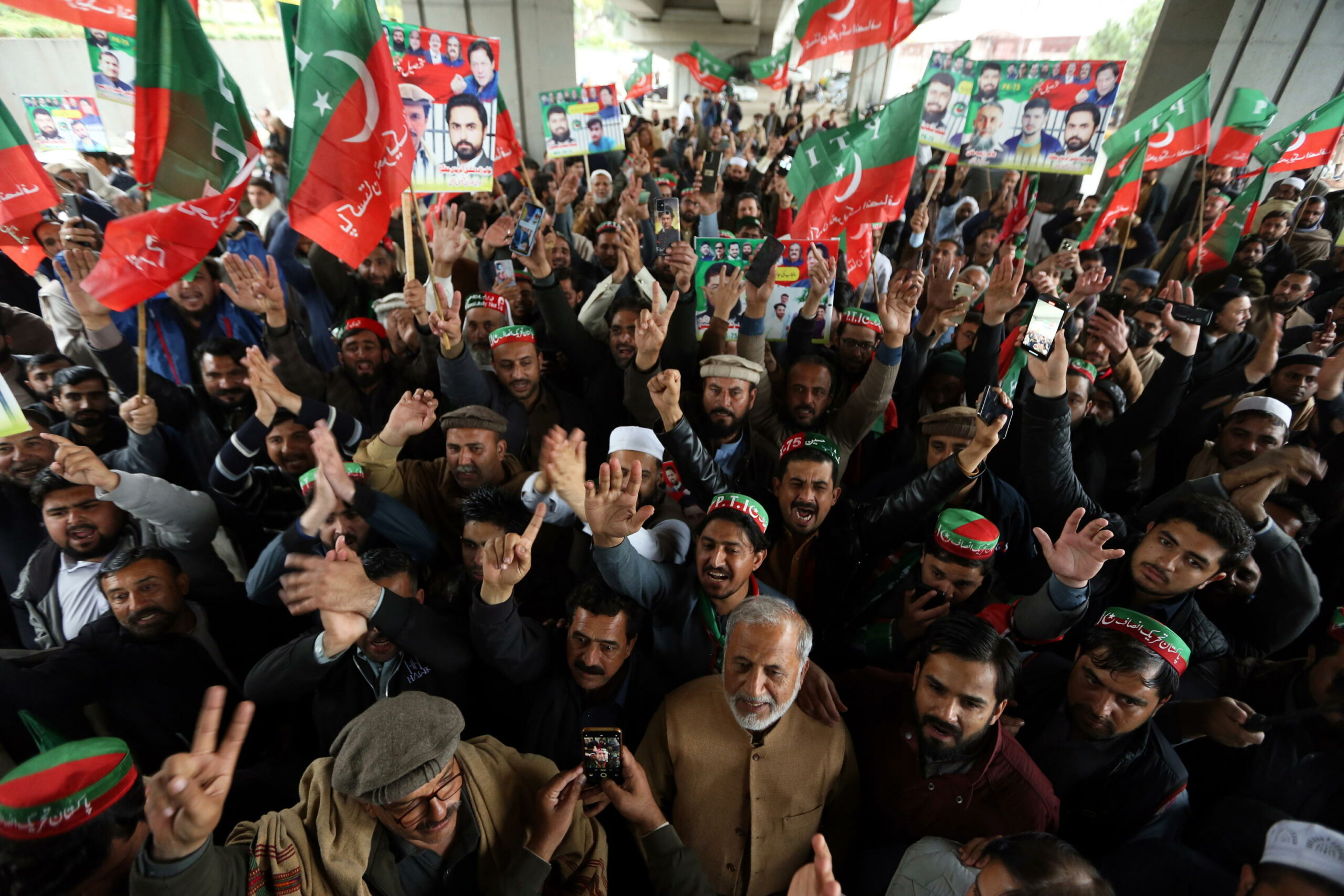 Pakistan condanna 166 membri del partito di Khan per terrorismo