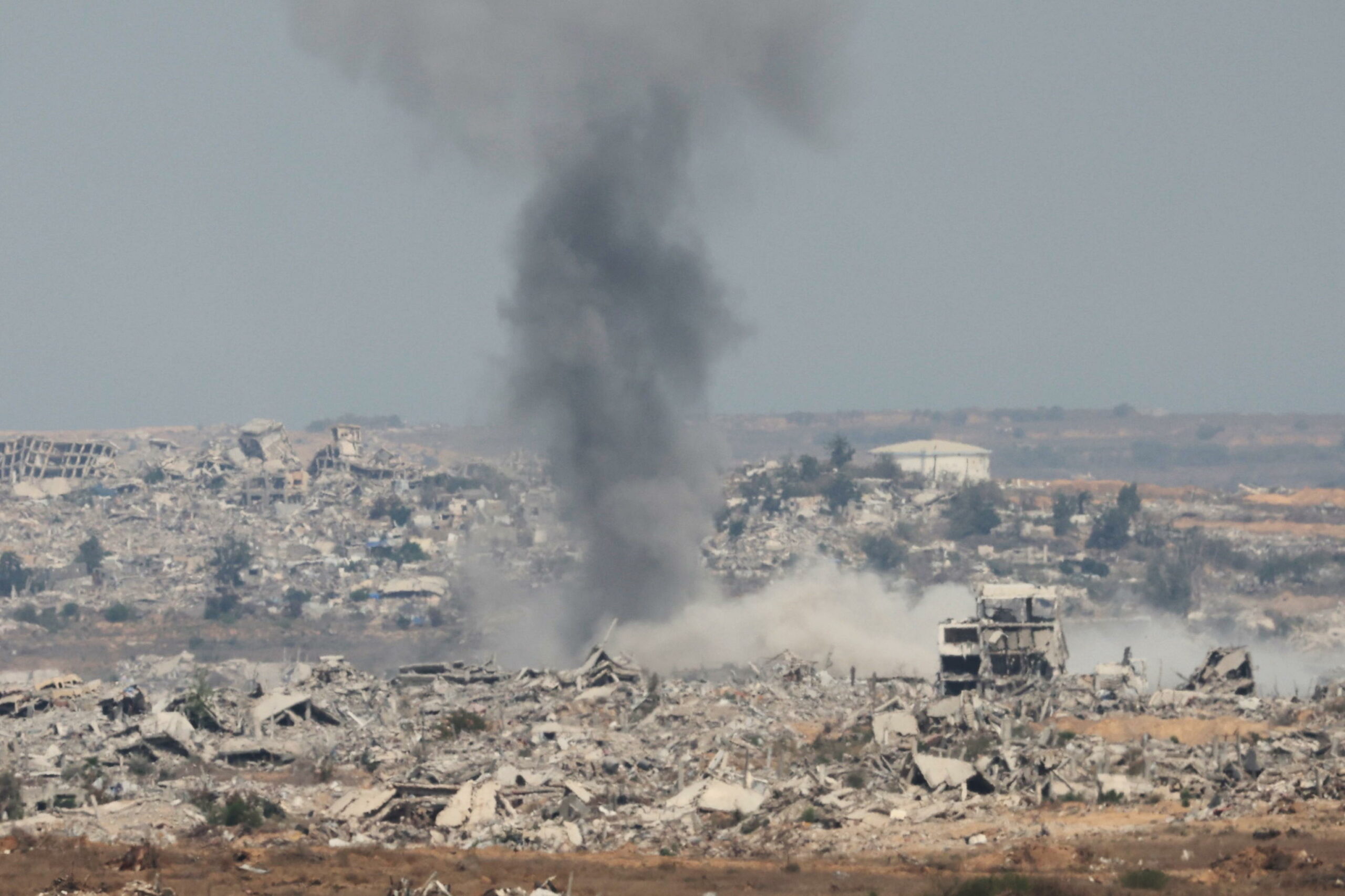 Gaza ancora sotto le bombe israeliane mentre leader Hamas arriva al Cairo 