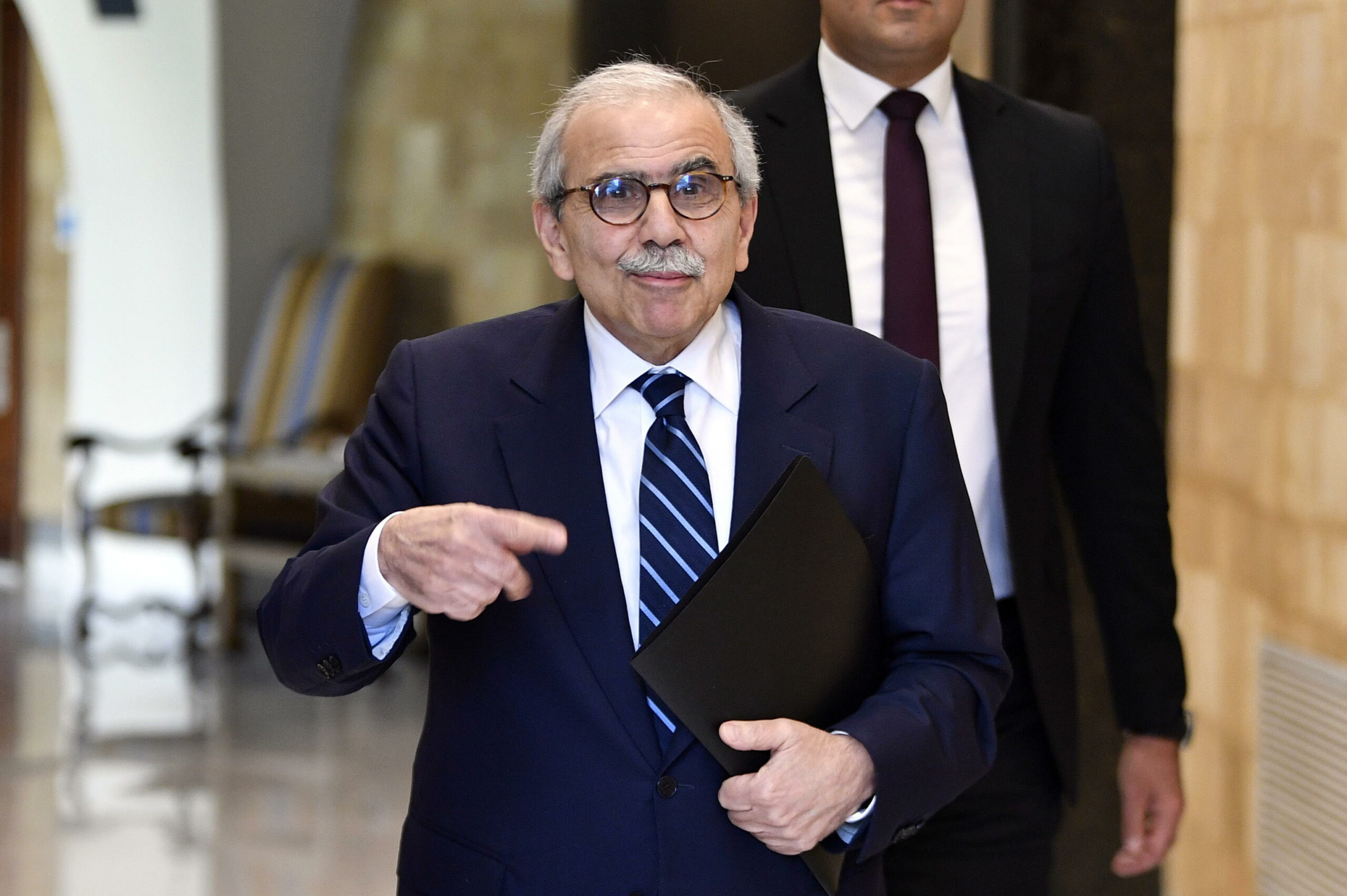 Libano: premier critica “minaccia di guerra civile” di Hezbollah e afferma che disarmo è una decisione libanese