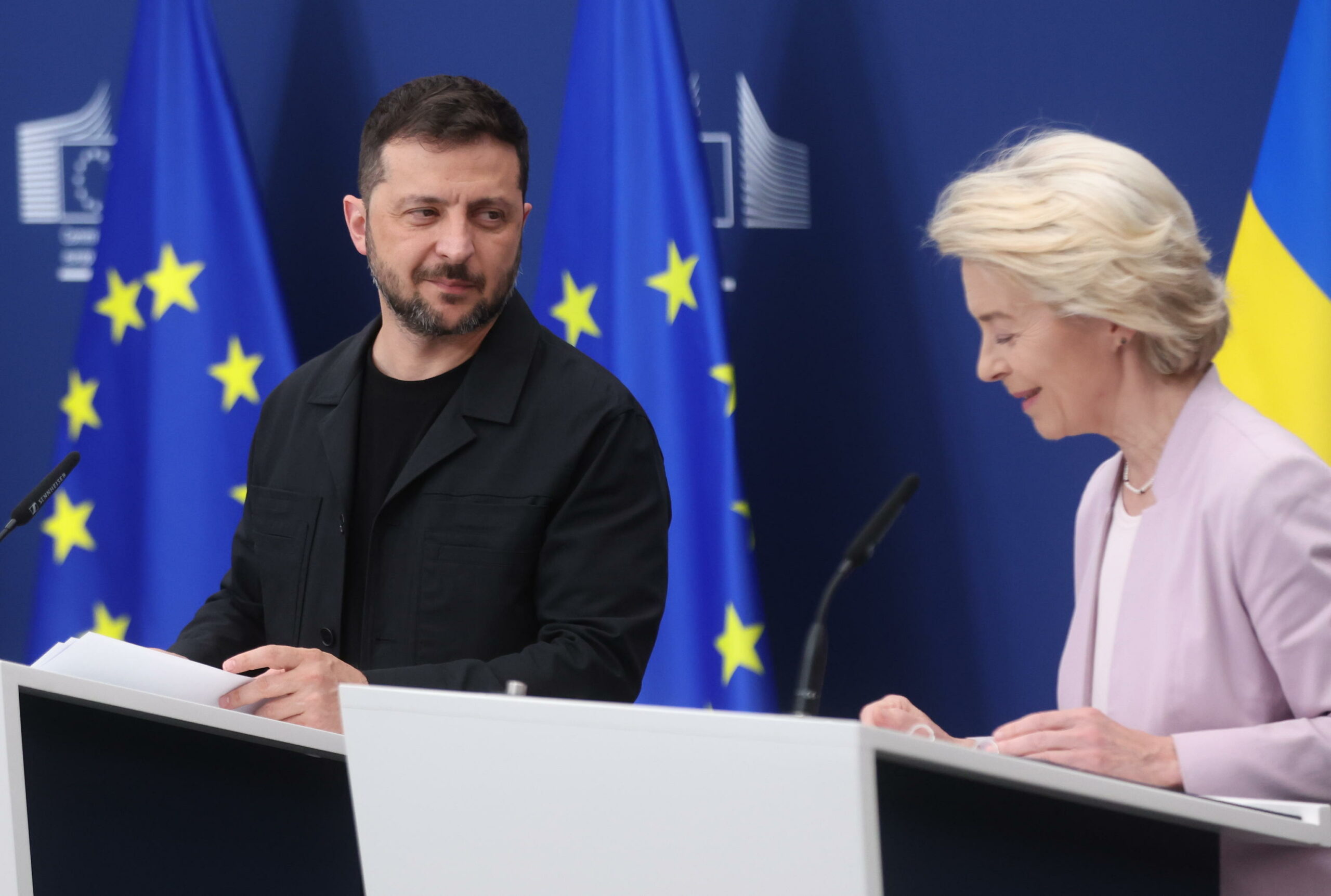 Europei dichiarano sostegno a Zelensky, mentre si prospetta offerta di protezione stile NATO per Kiev