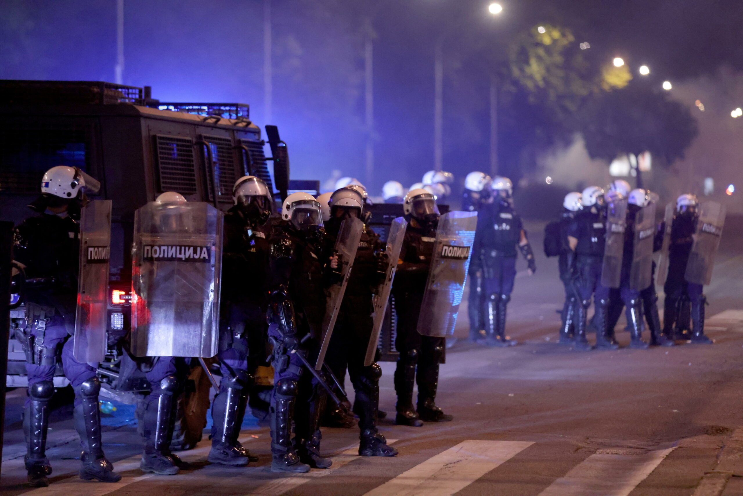 Serbia: polizia e manifestanti si scontrano mentre folla chiede dimissioni del presidente