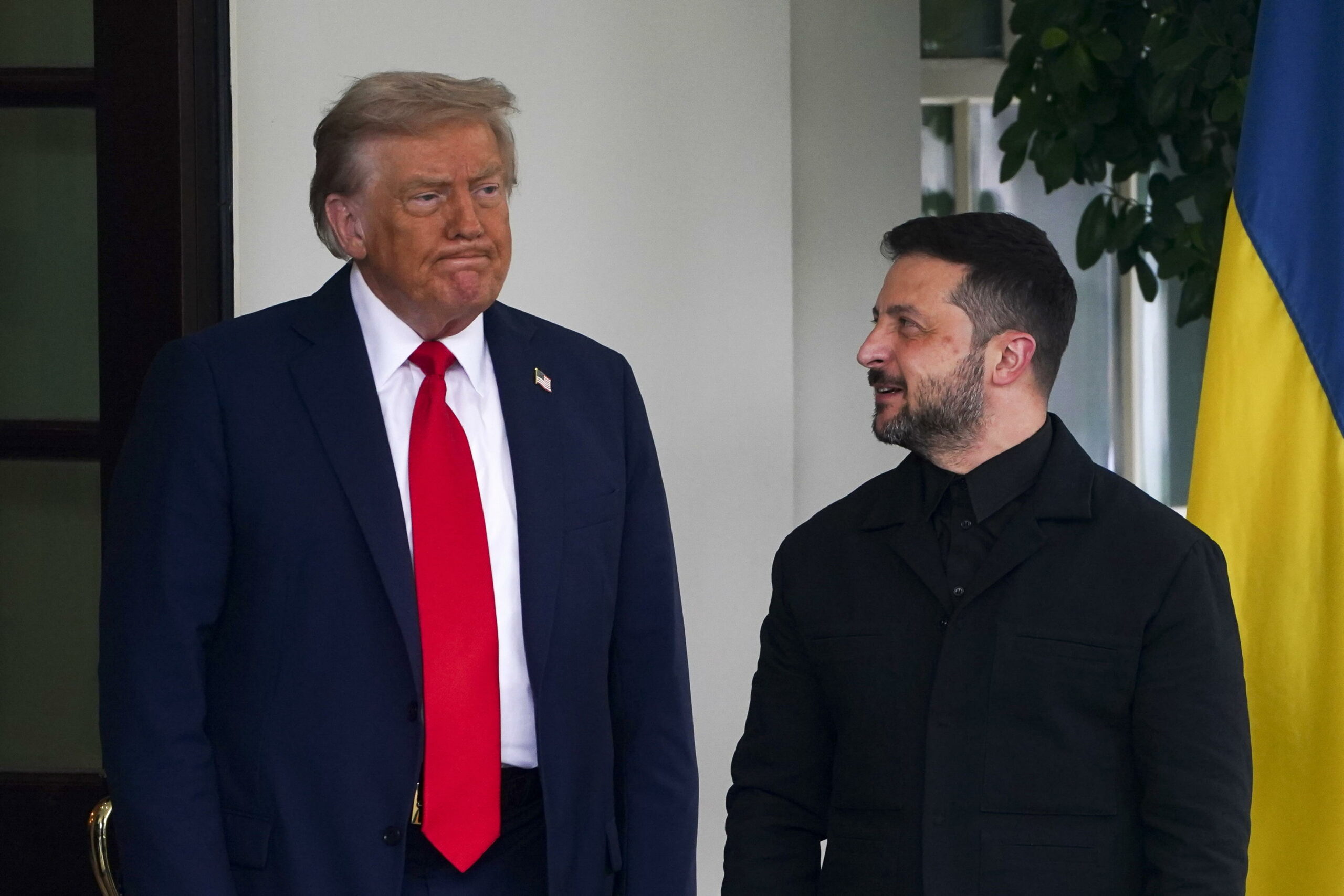 Guerra in Ucraina: Trump valuta invio di compagnie militari private USA per garantire accordo, mentre europei valutano zona cuscinetto di 40 km