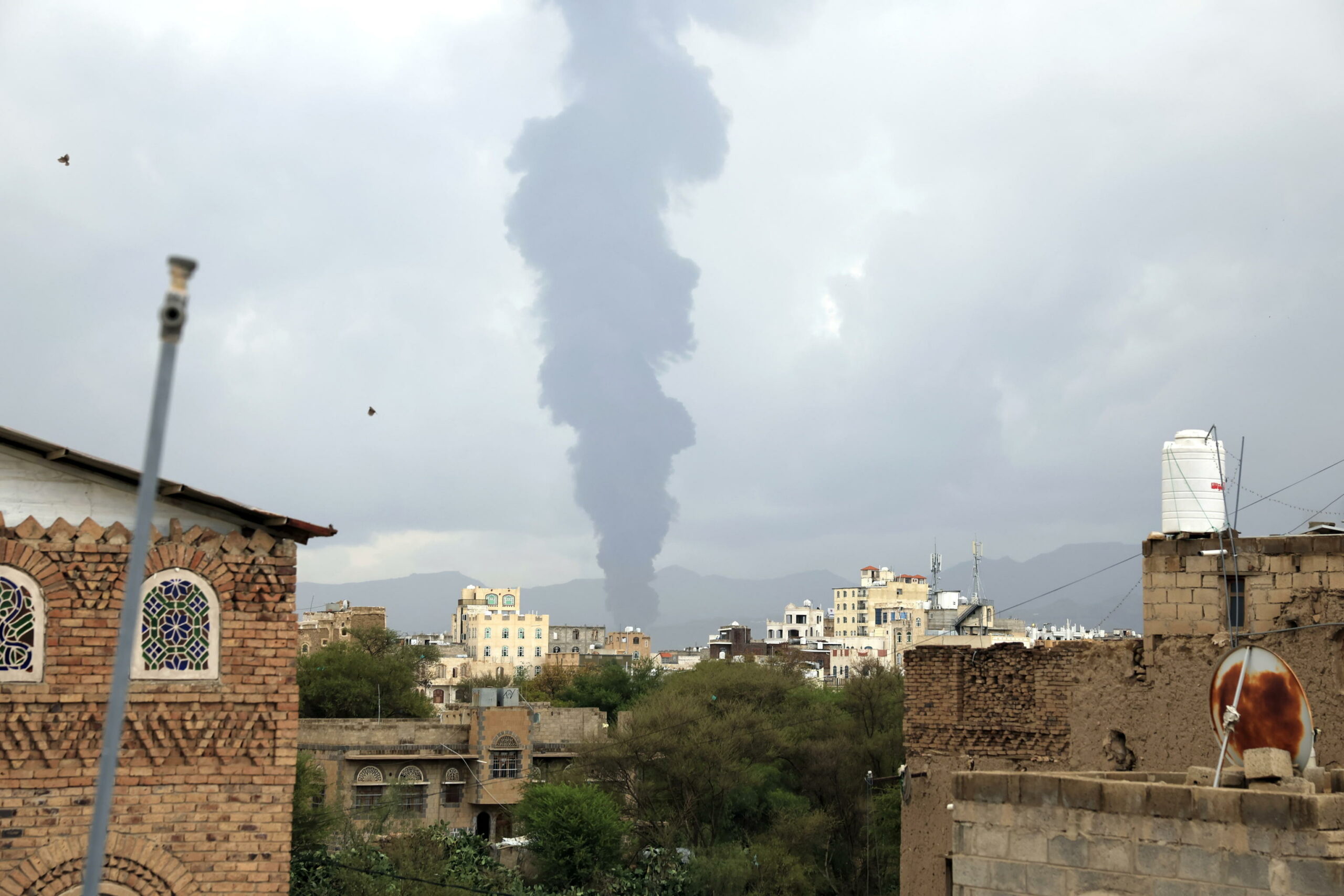 Yemen: Israele attacca capitale dopo che Houthi lanciano nuovo tipo di missile