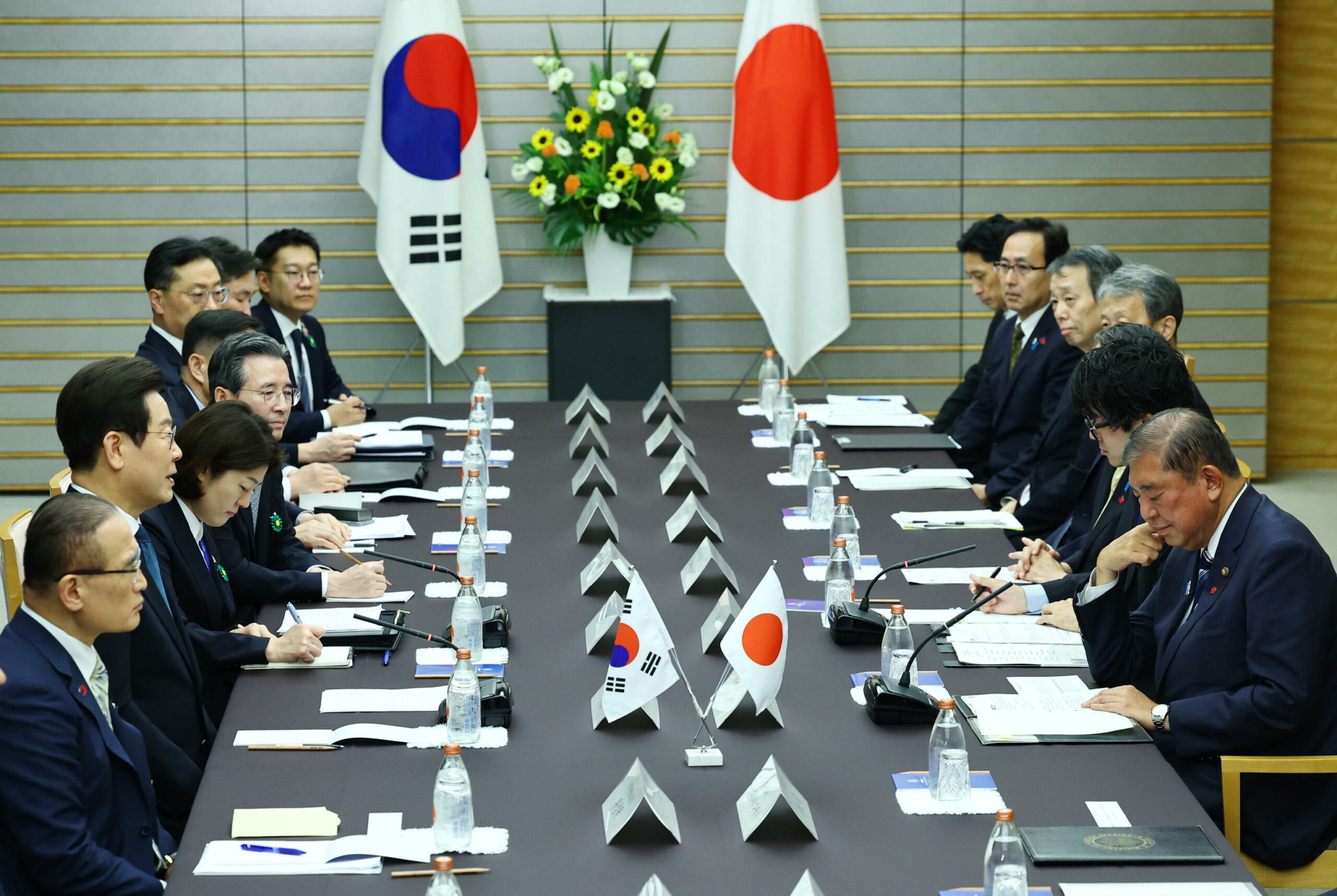 Tokyo e Seul promettono maggiore cooperazione in incontro storico