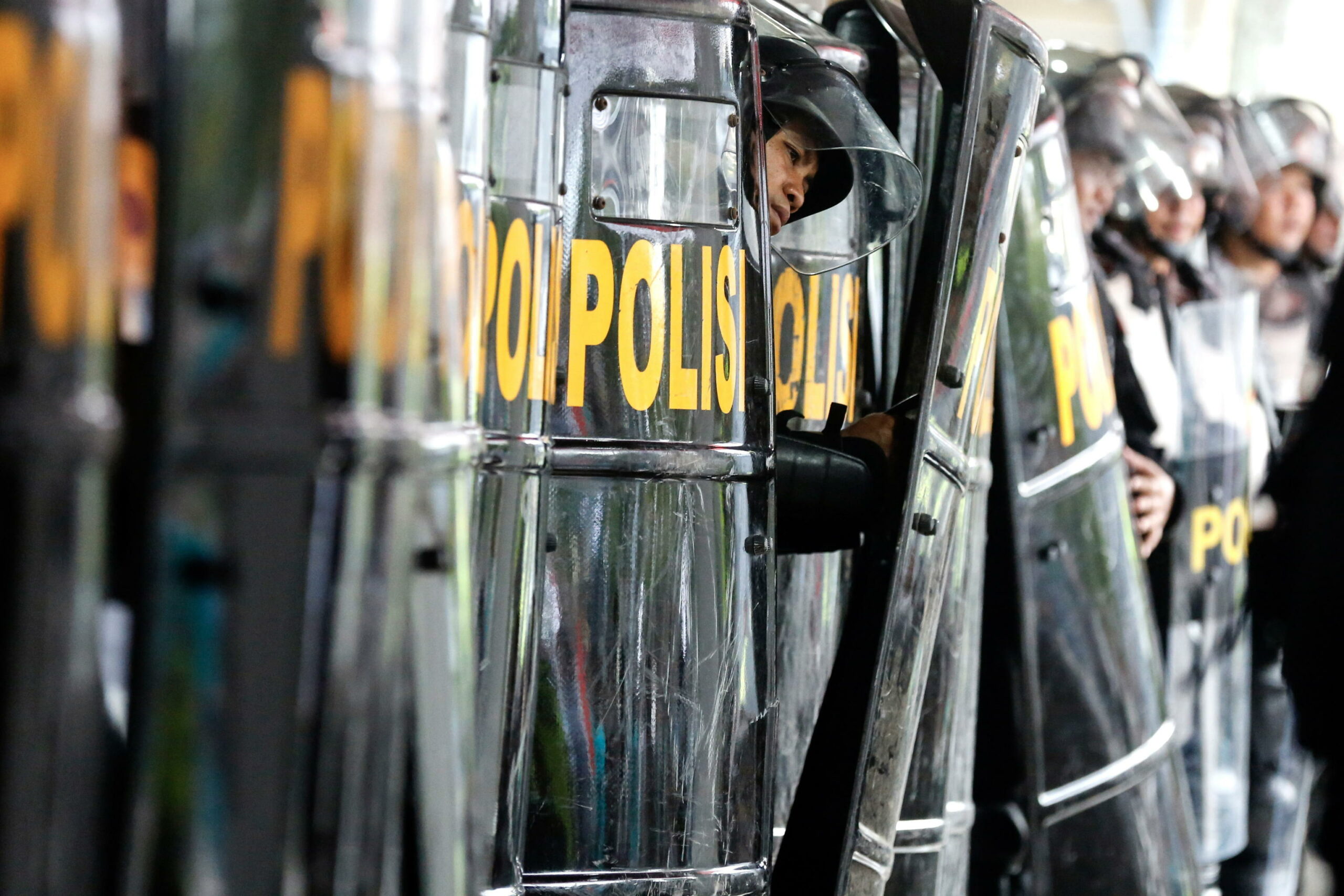 Proteste in Indonesia: decine di arresti durante scontri con polizia