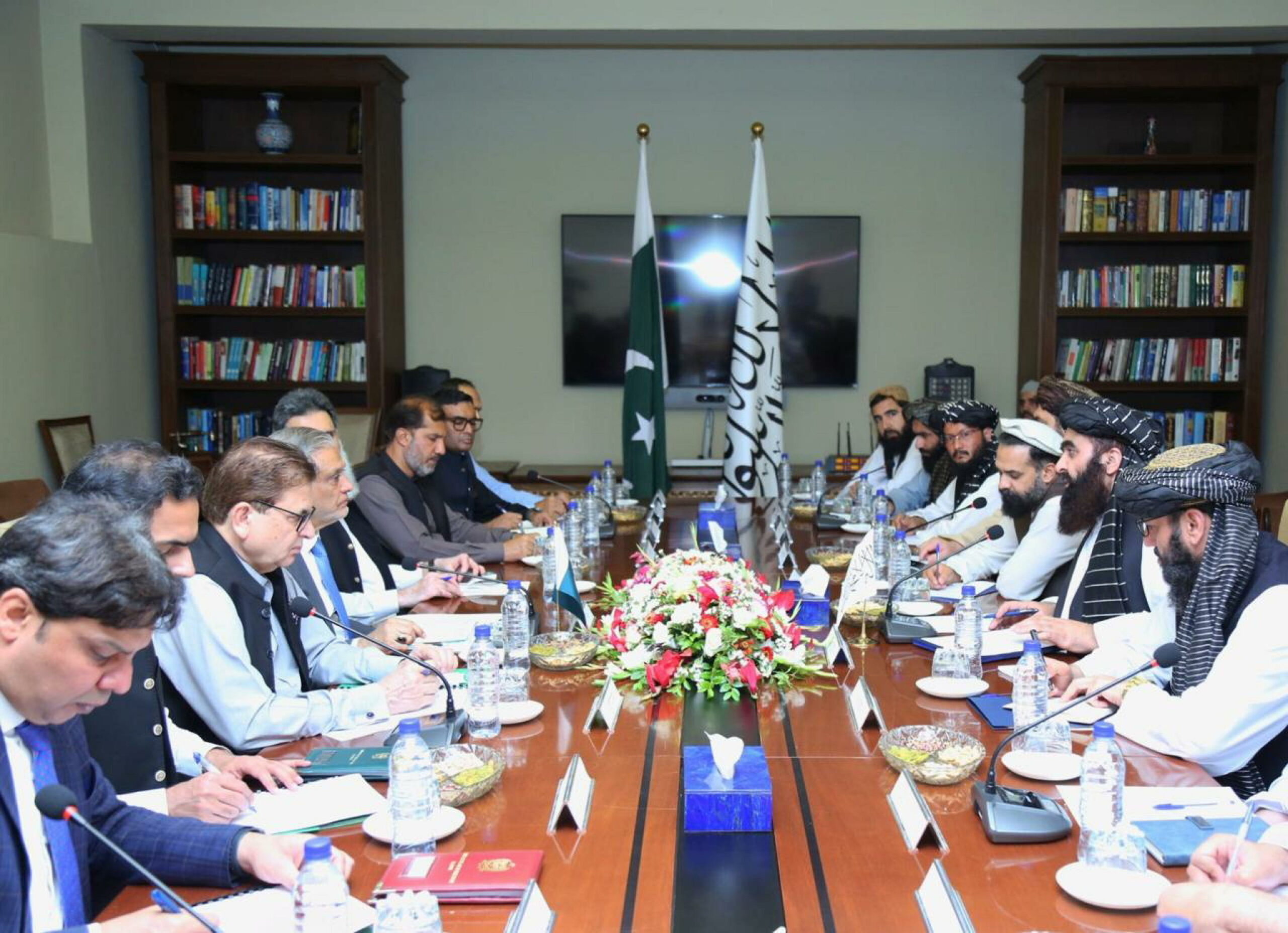 Afghanistan convoca ambasciatore pakistano per bombardamenti al confine