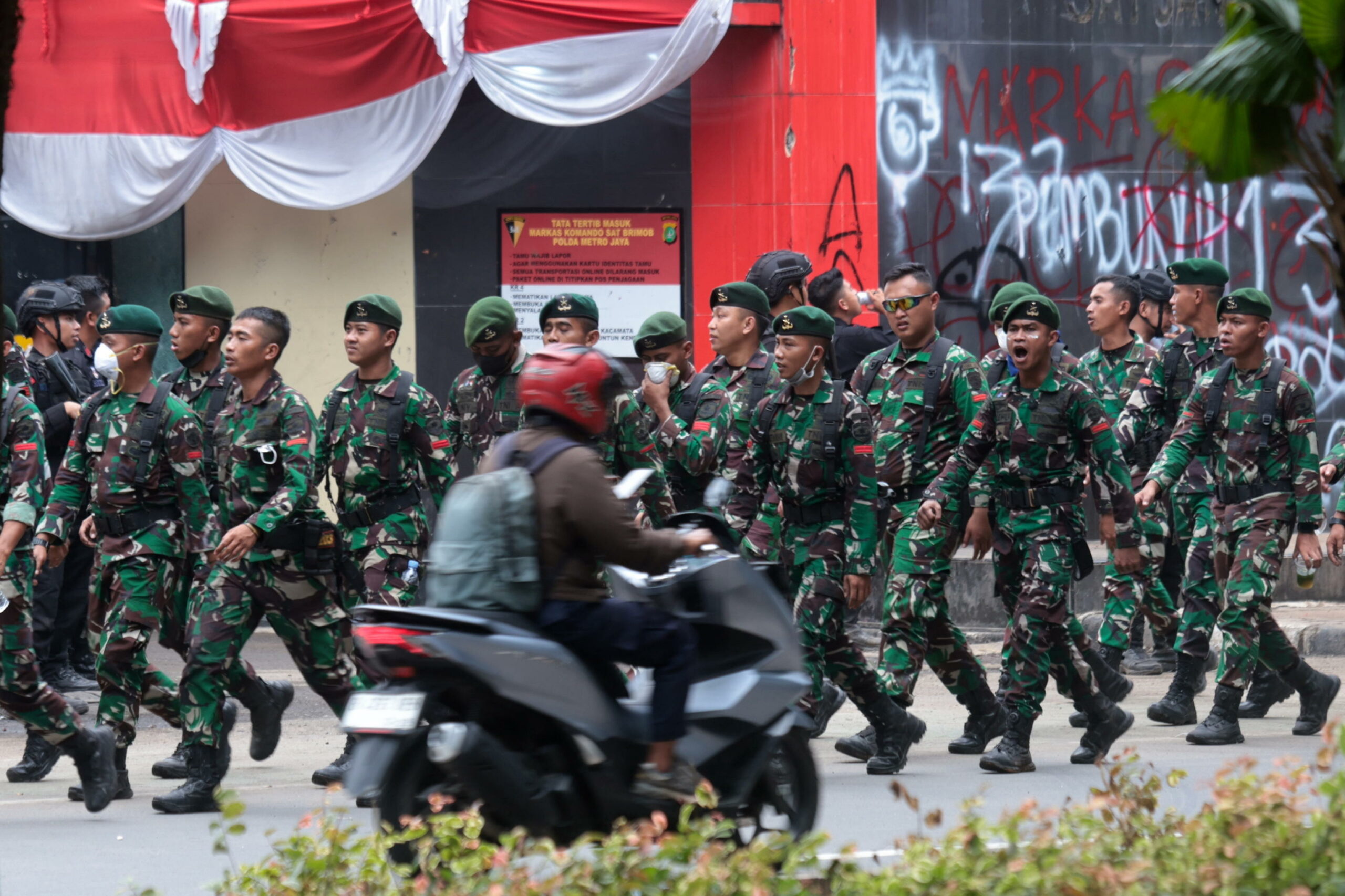 Indonesia: presidente promette revoca privilegi parlamentari dopo 6 morti nelle proteste