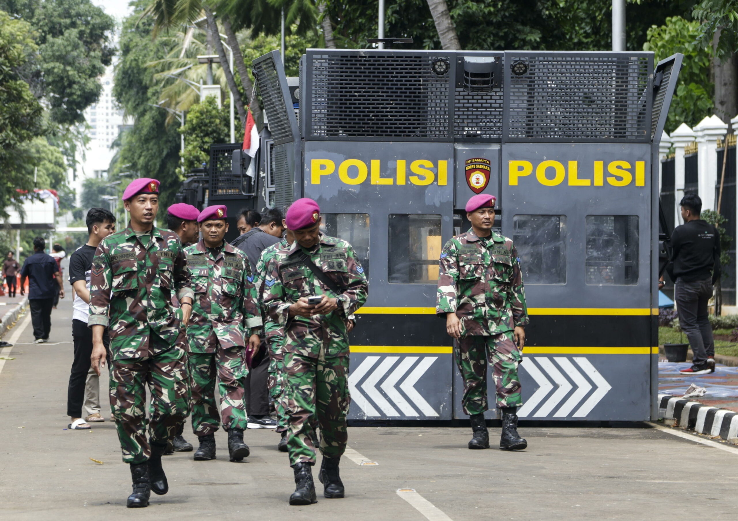 Polizia indonesiana lancia lacrimogeni in università durante proteste
