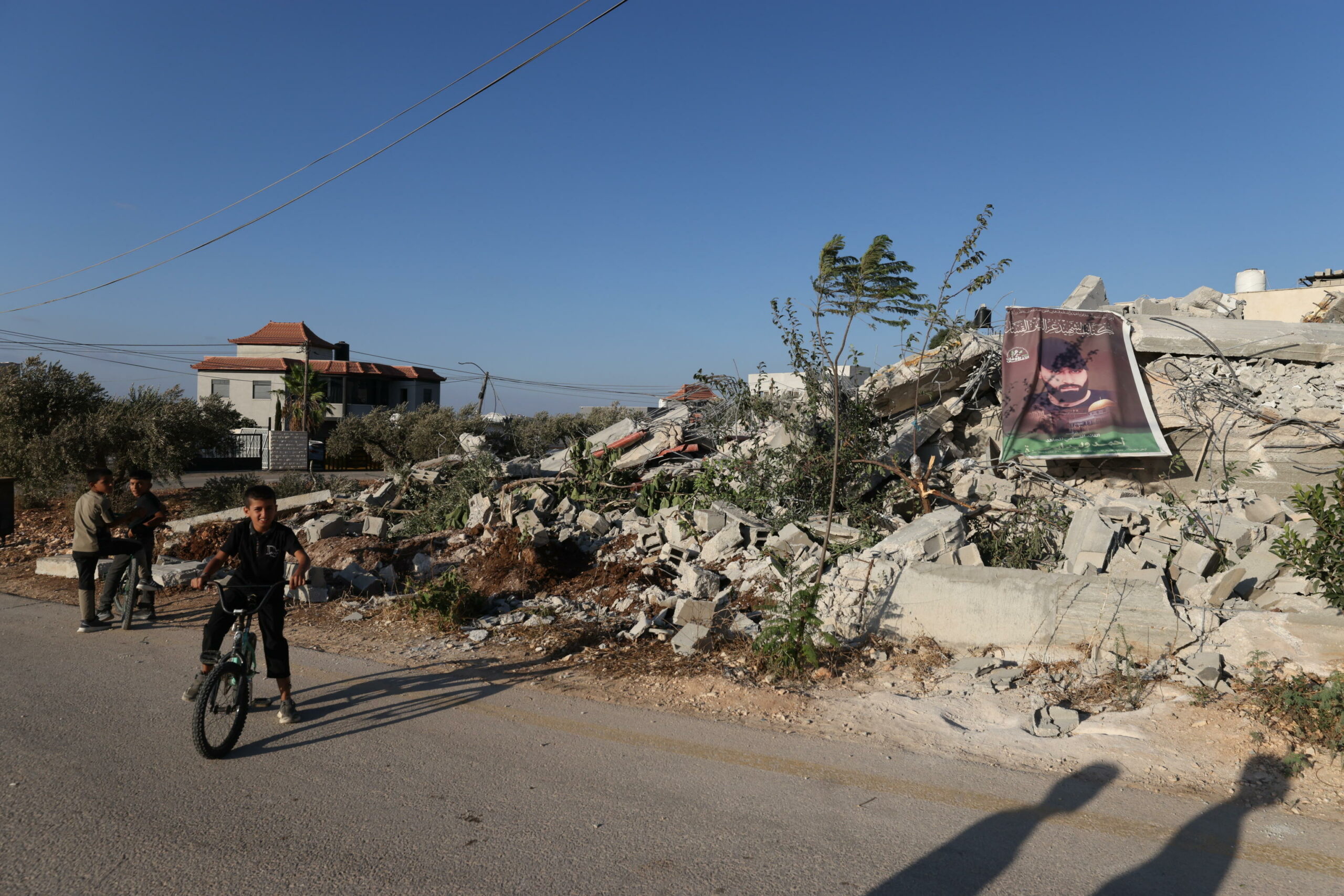 Forze israeliane arrestano alti funzionari di Fatah mentre coloni attaccano la Cisgiordania