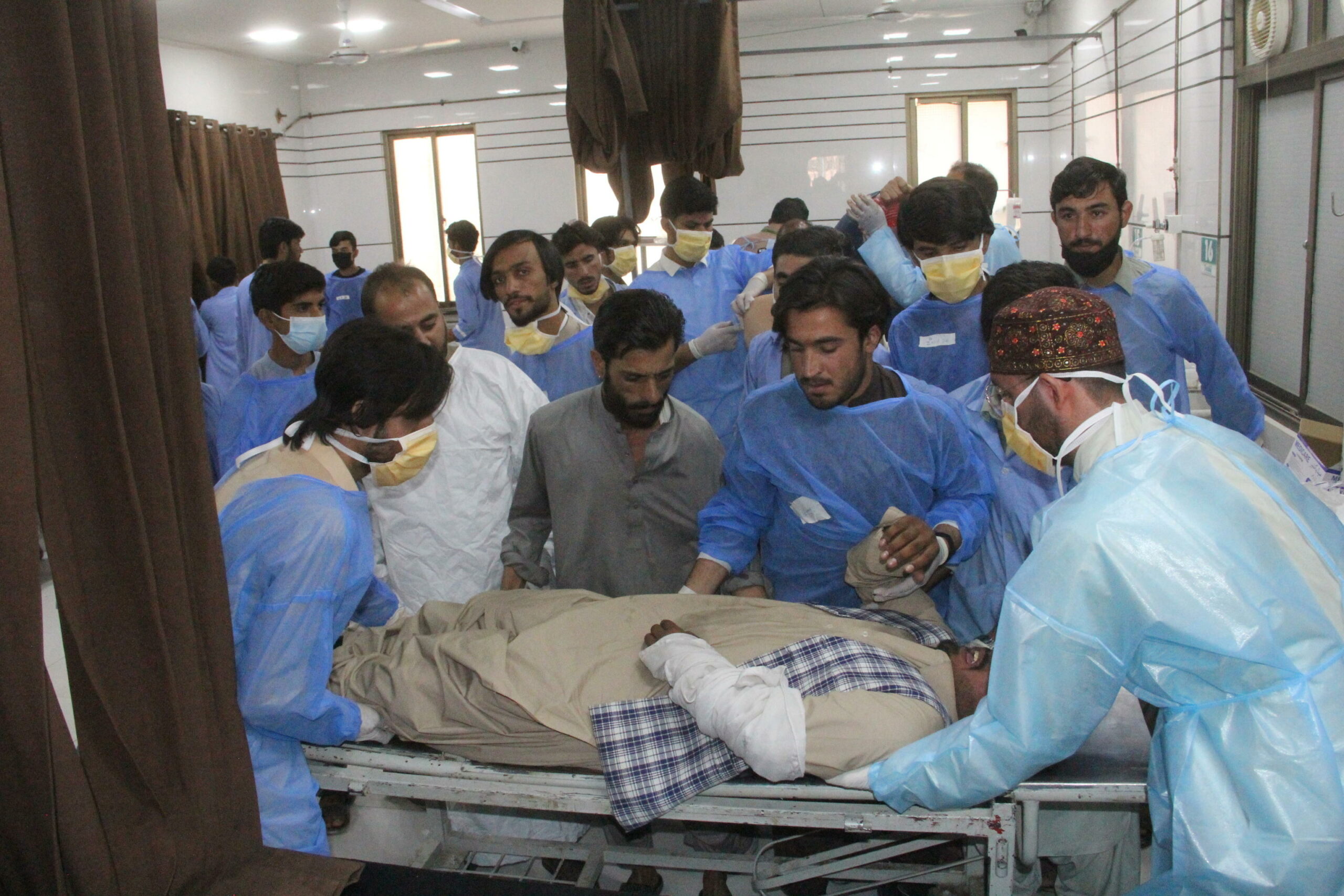 Pakistan: attentato suicida contro forze paramilitari uccide 10 persone