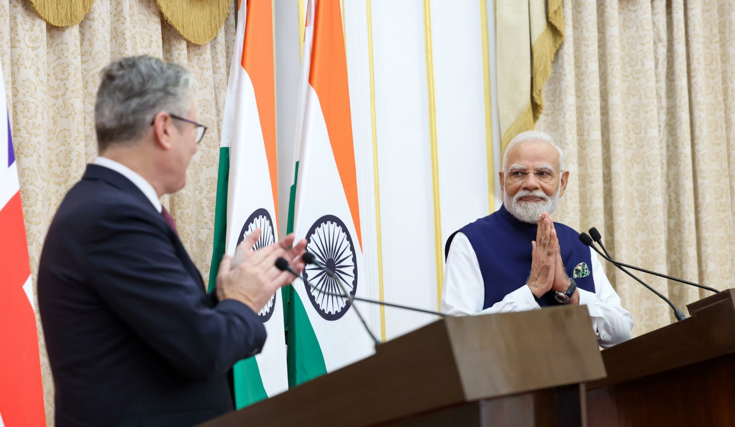 Modi e Starmer promuovono accordo commerciale India-UK, mentre si prospettano nuovi investimenti indiani