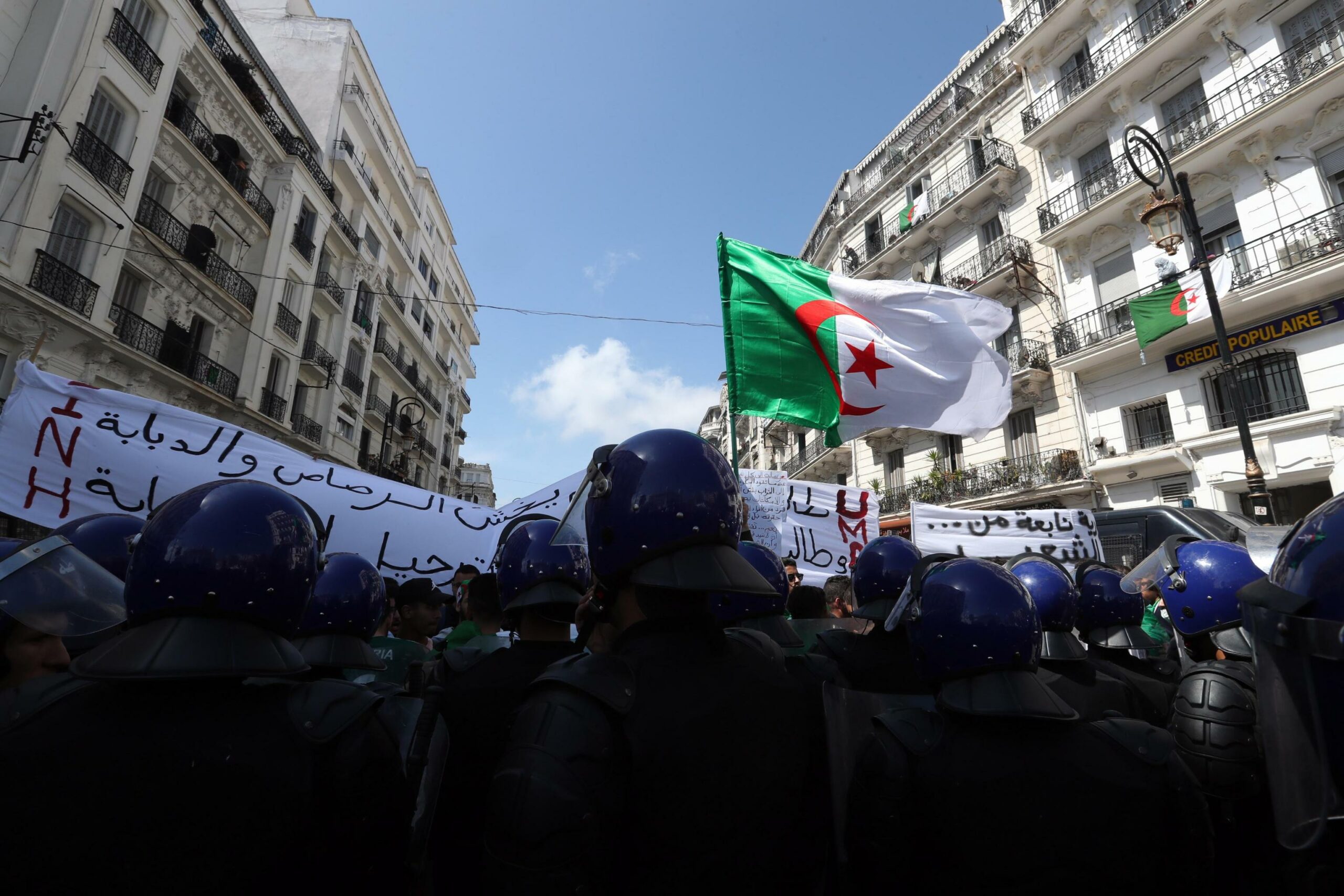 Algeria: spese militari ancora prioritarie nel budget 2026