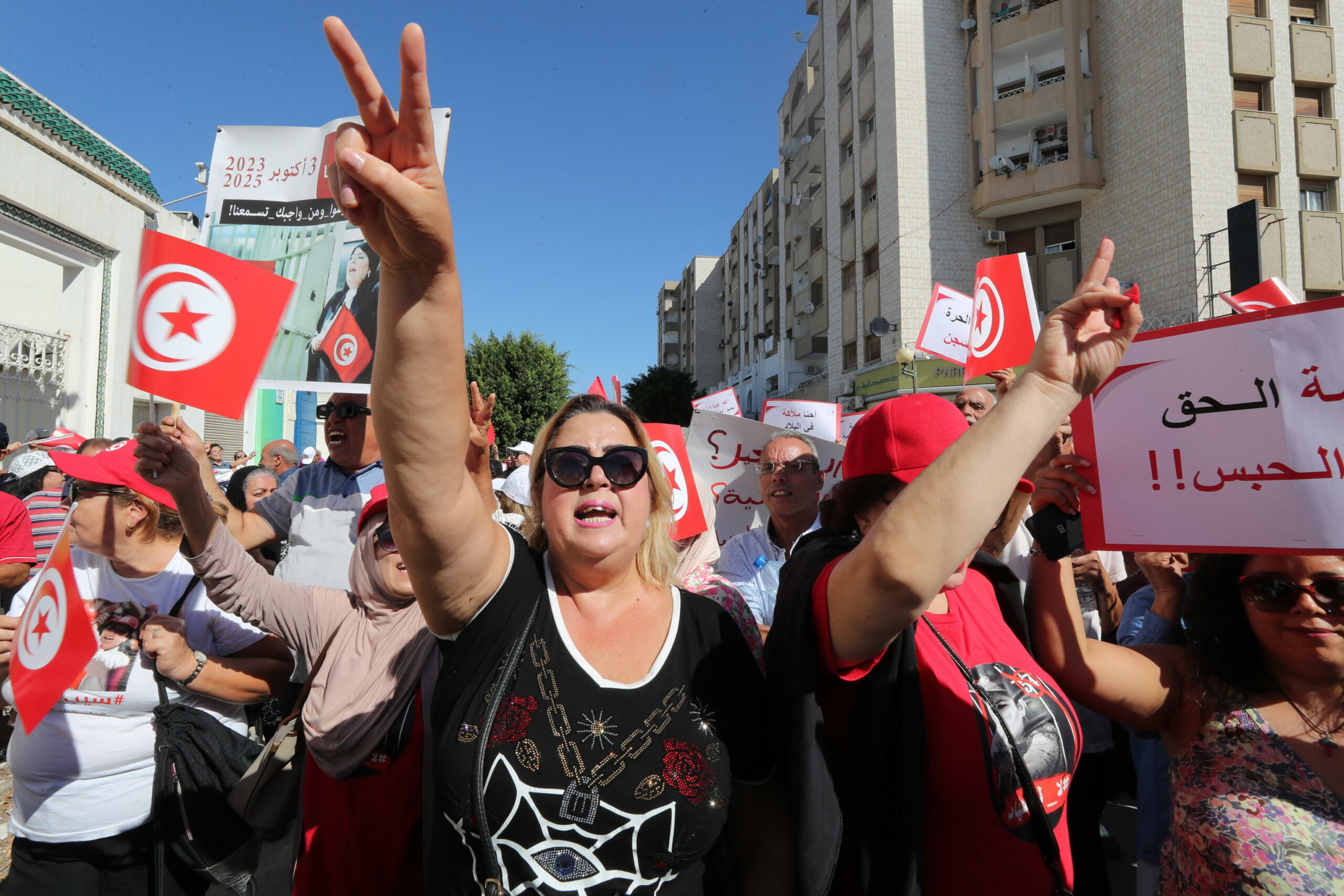 Esercito tunisino disperde con lacrimogeni proteste violente