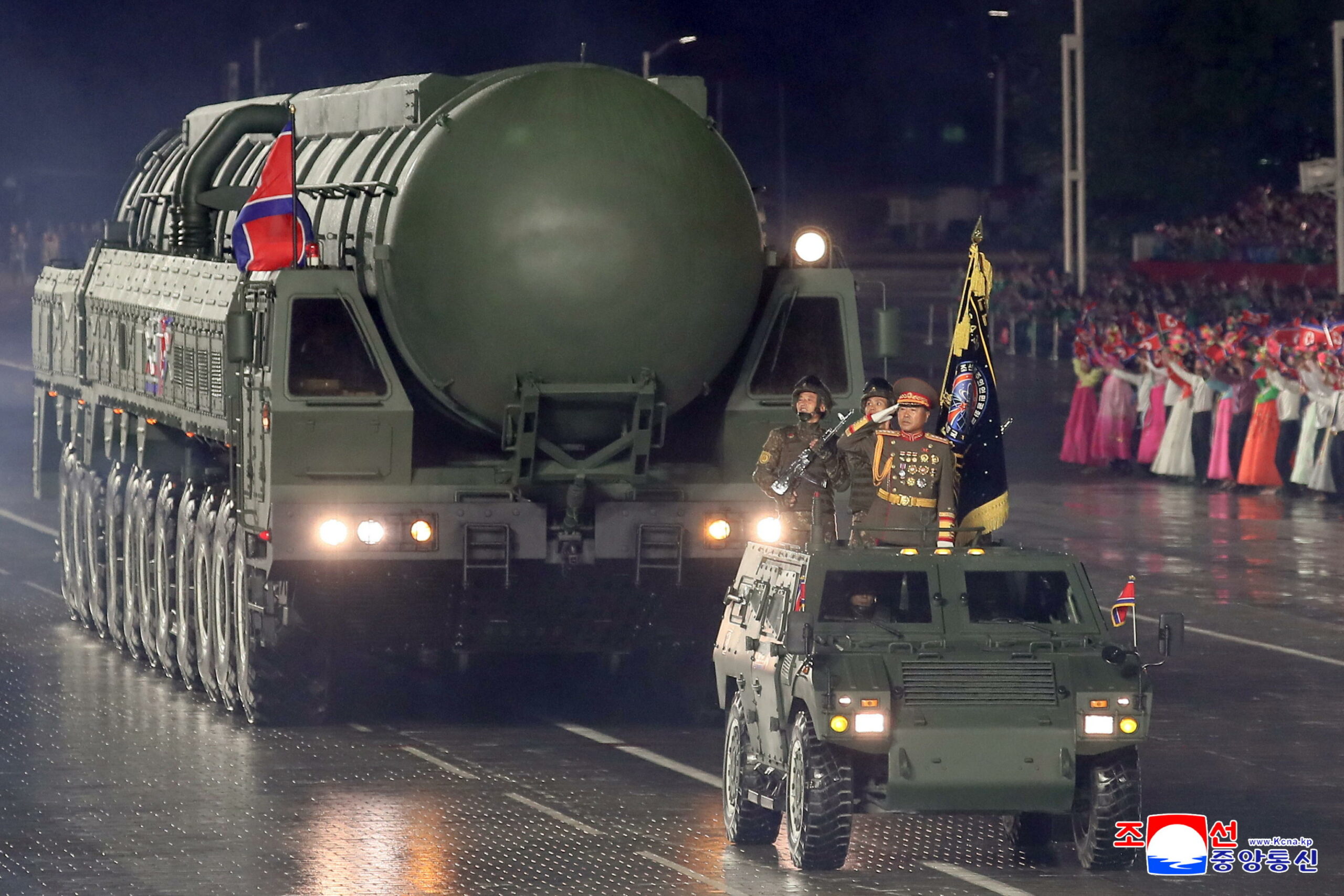 Corea del Nord presenta presunto missile balistico intercontinentale con capacità nucleare