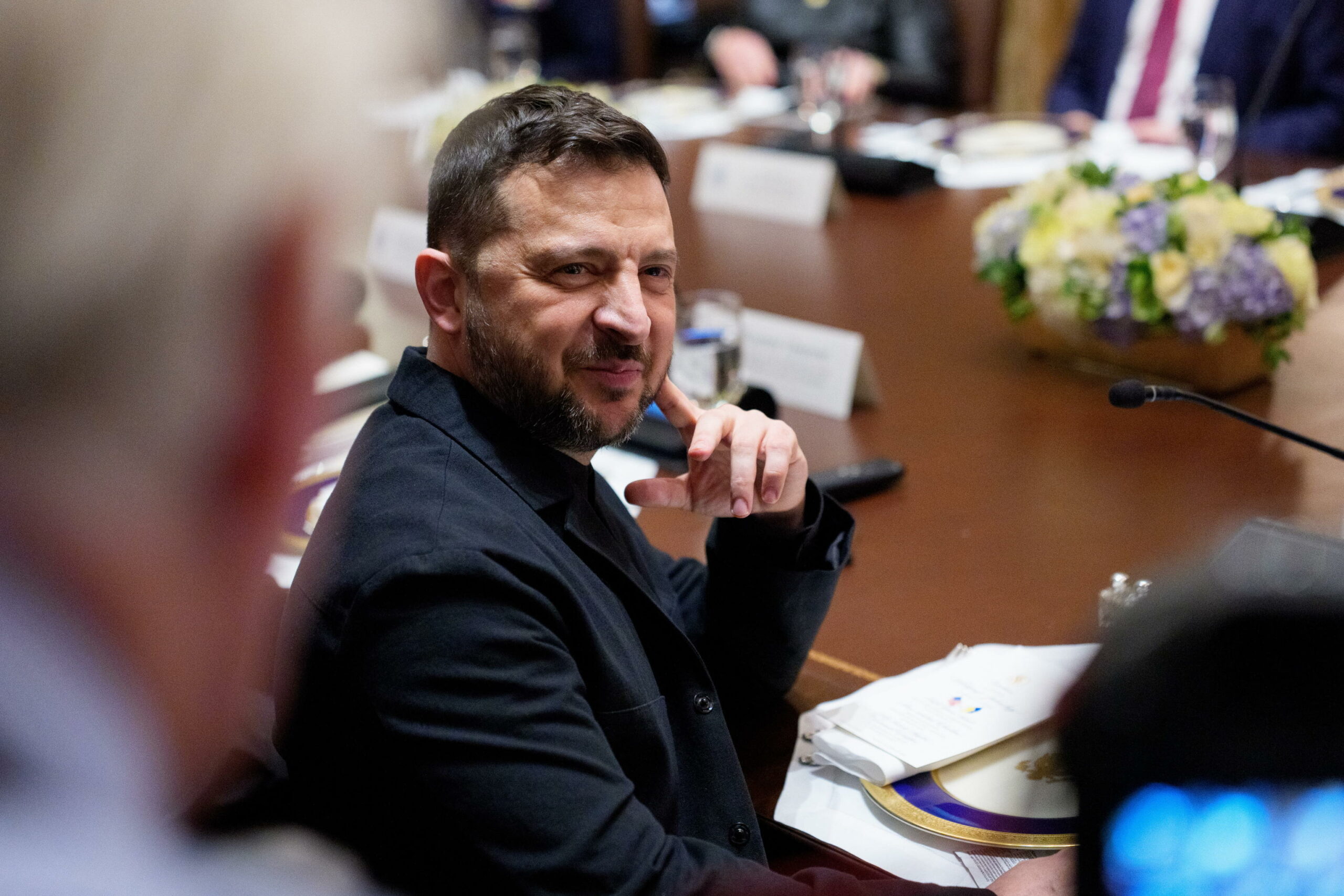 Zelensky definisce congelamento linee del fronte “buon compromesso”, mentre USA e UE impongono sanzioni a Mosca