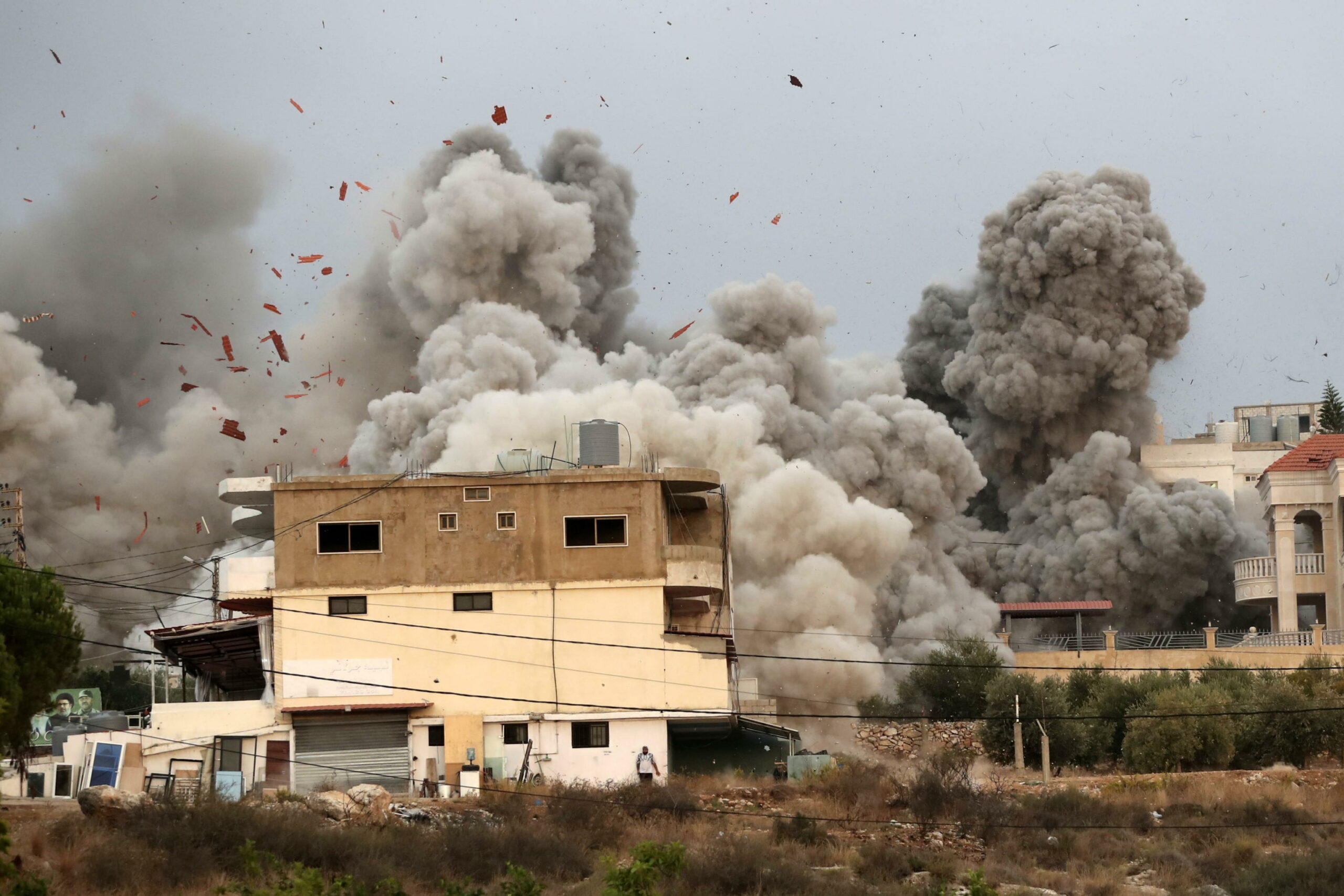 Israele bombarda Sud del Libano, Hezbollah respinge negoziati diretti